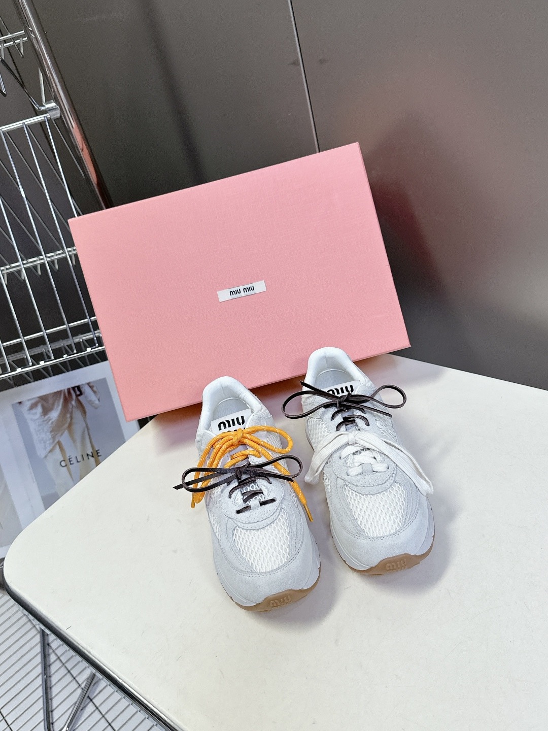 미우미우 최신 복고풍 운동화