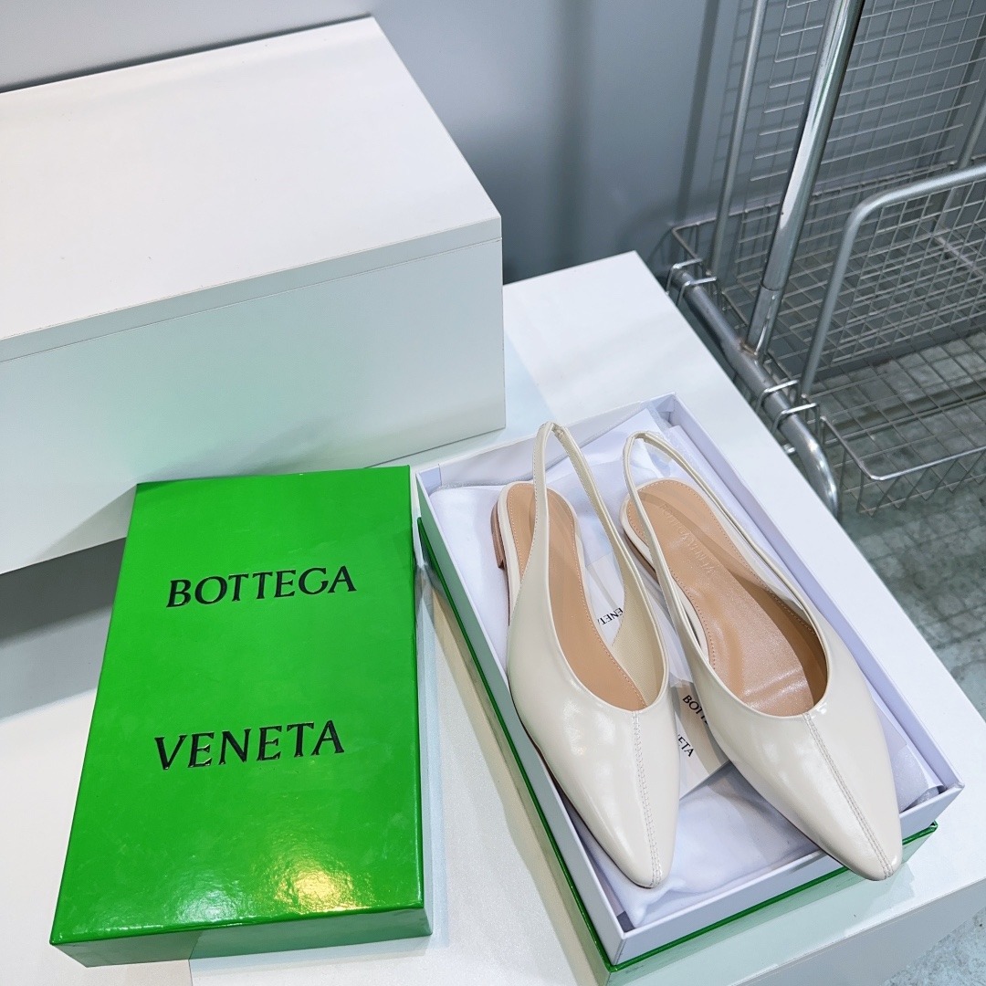 보테가베네타 25 봄여름 신상빈티지 플랫 샌들