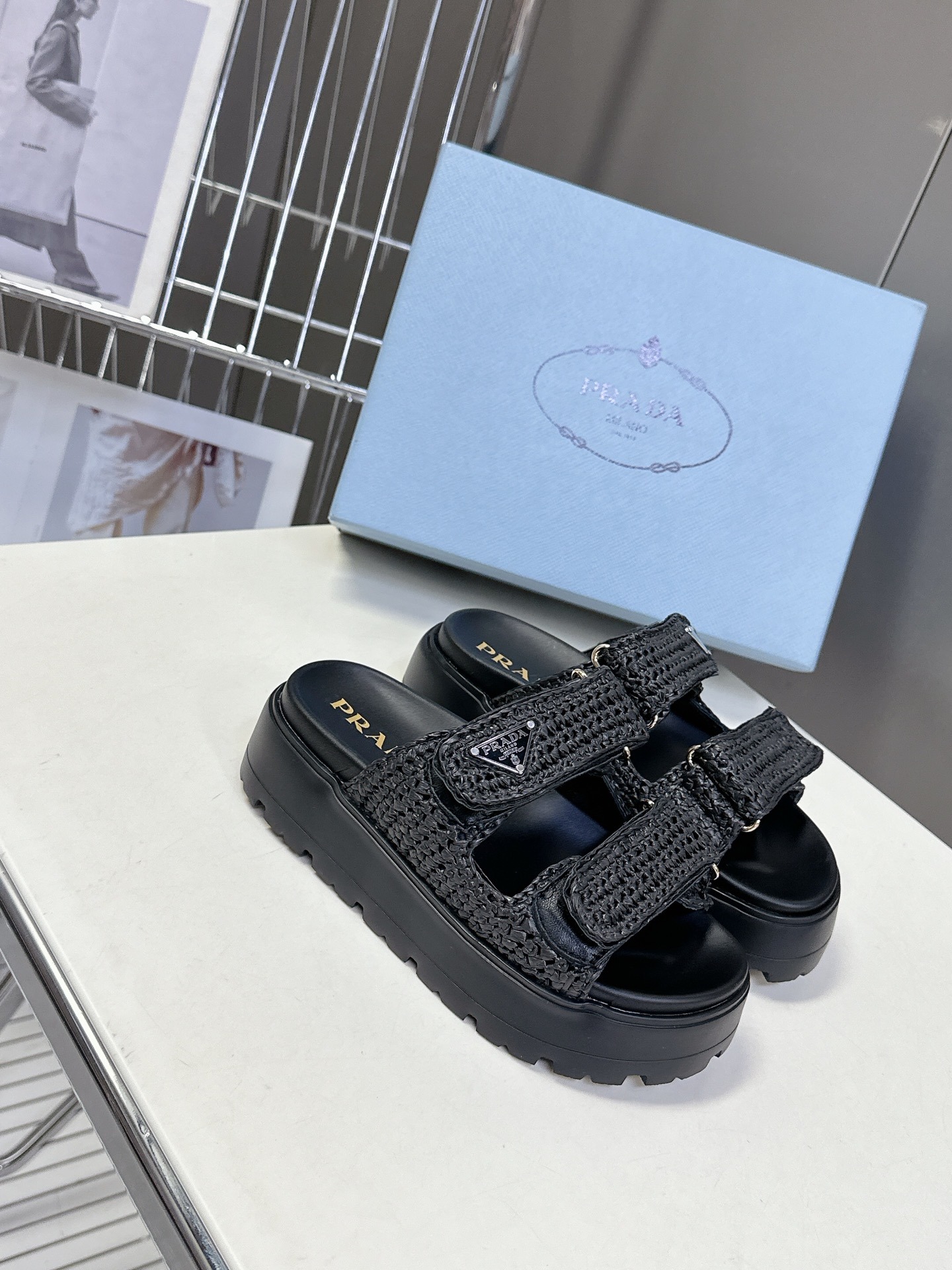 프라다 봄여름 신상 삼각로고 통굽 슬리퍼