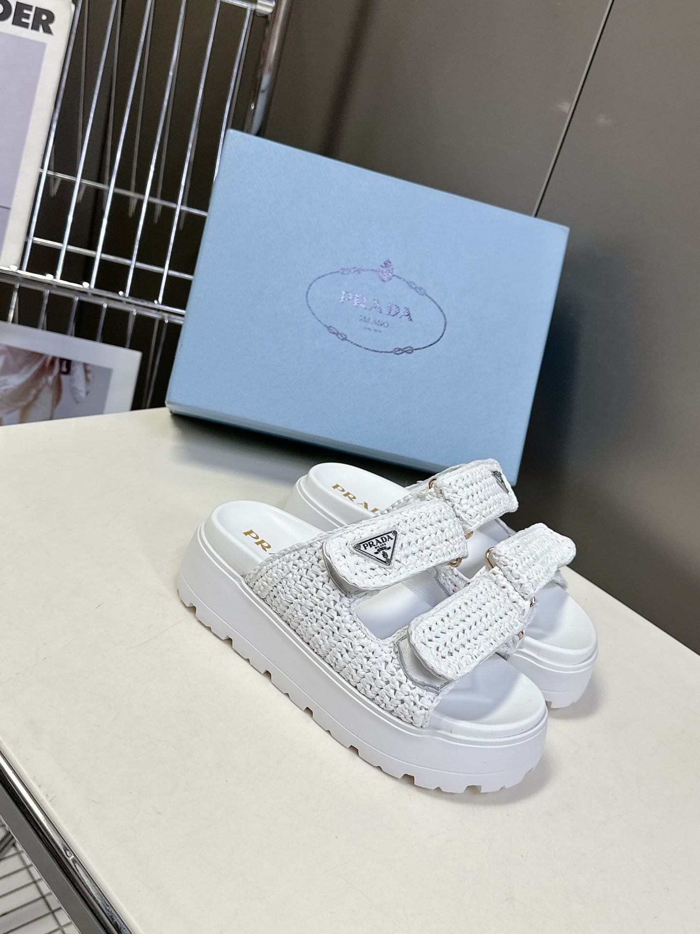 프라다 봄여름 신상 삼각로고 통굽 슬리퍼