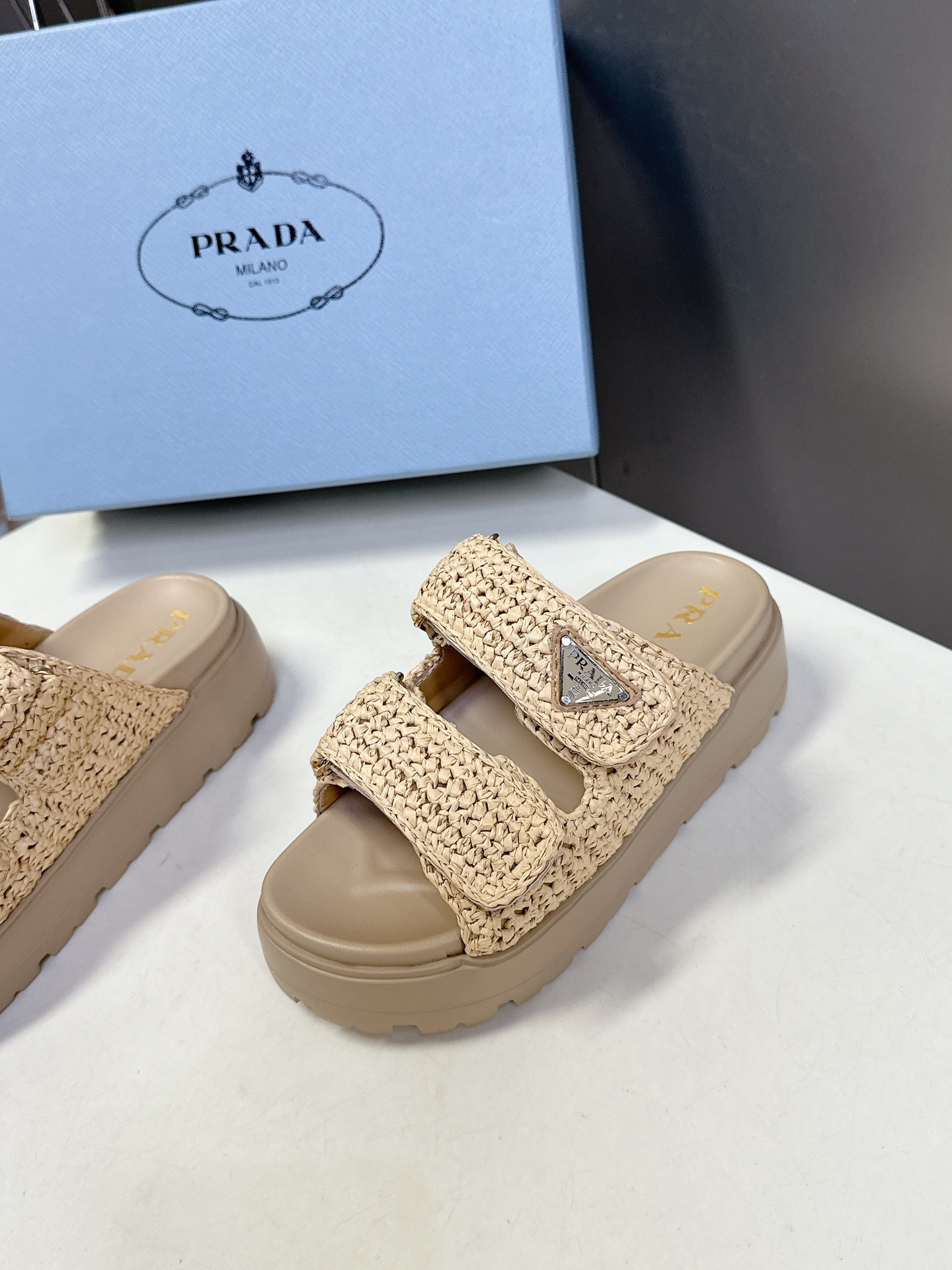 프라다 봄여름 신상 삼각로고 통굽 슬리퍼