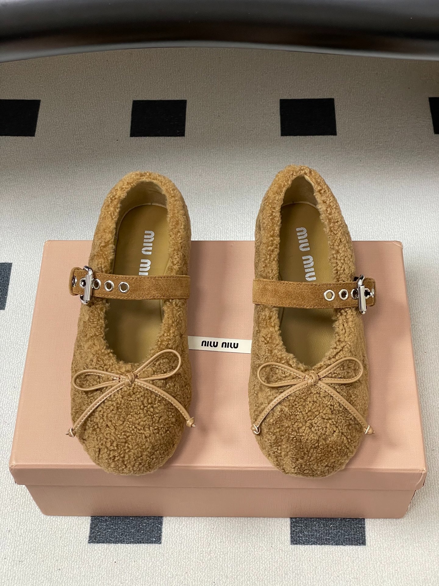 미우미우 25Ss 신상 메리제인 양털 발레단화