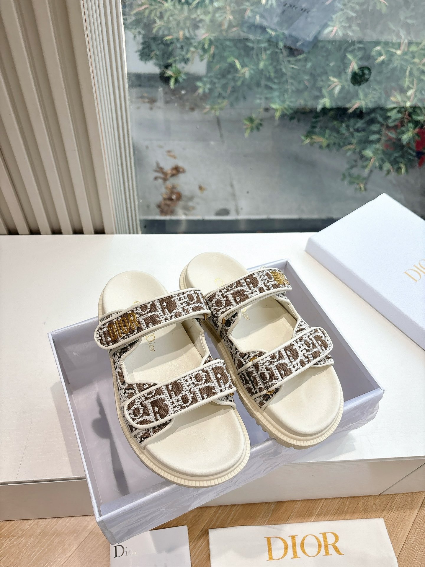 디올 2025 이른 봄 신상 뮬 슬리퍼