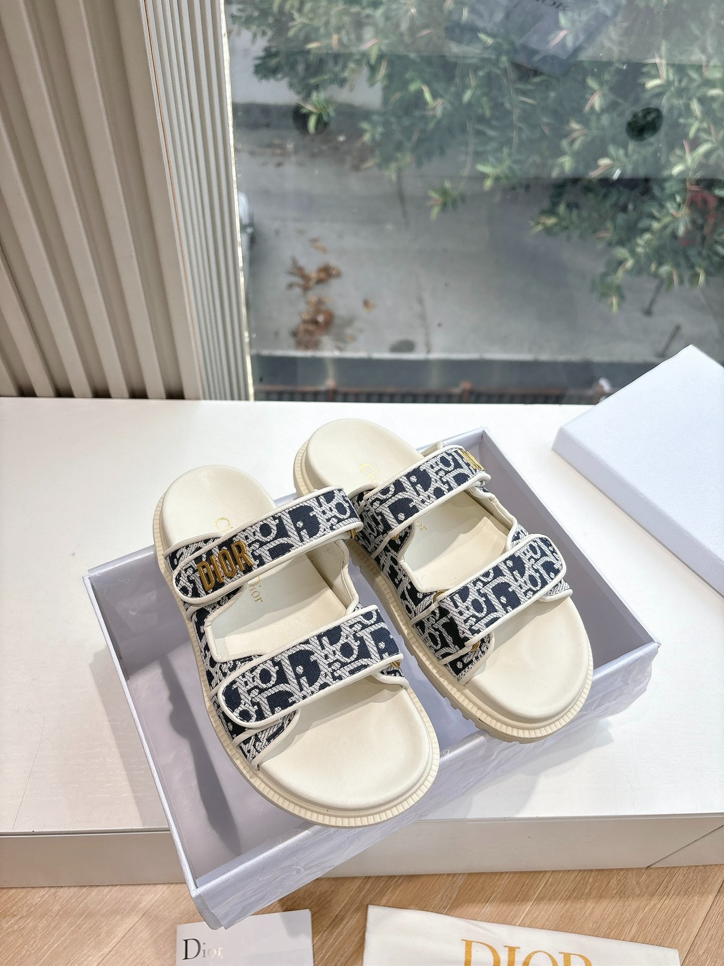 디올 2025 이른 봄 신상 뮬 슬리퍼
