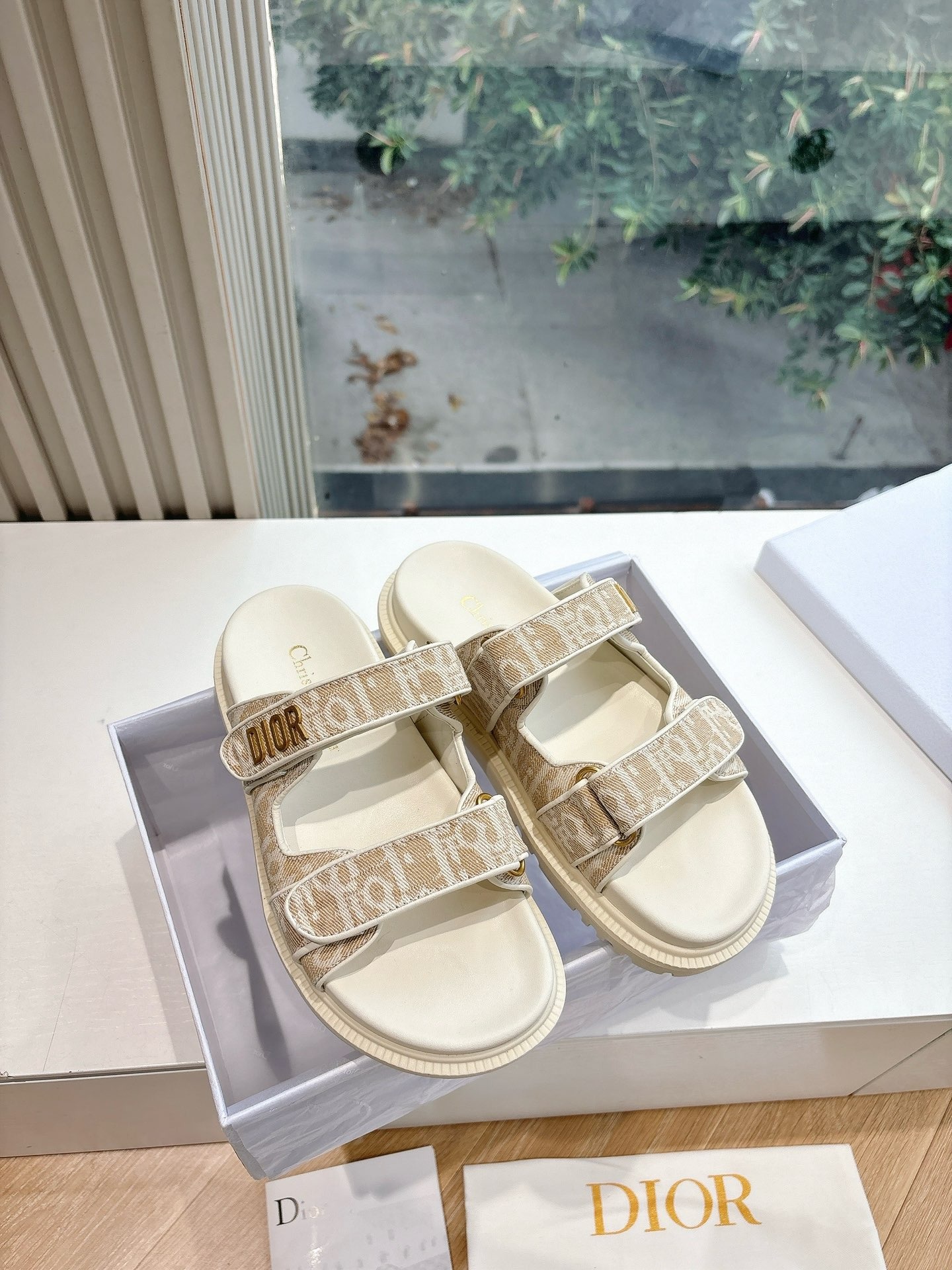 디올 2025 이른 봄 신상 뮬 슬리퍼