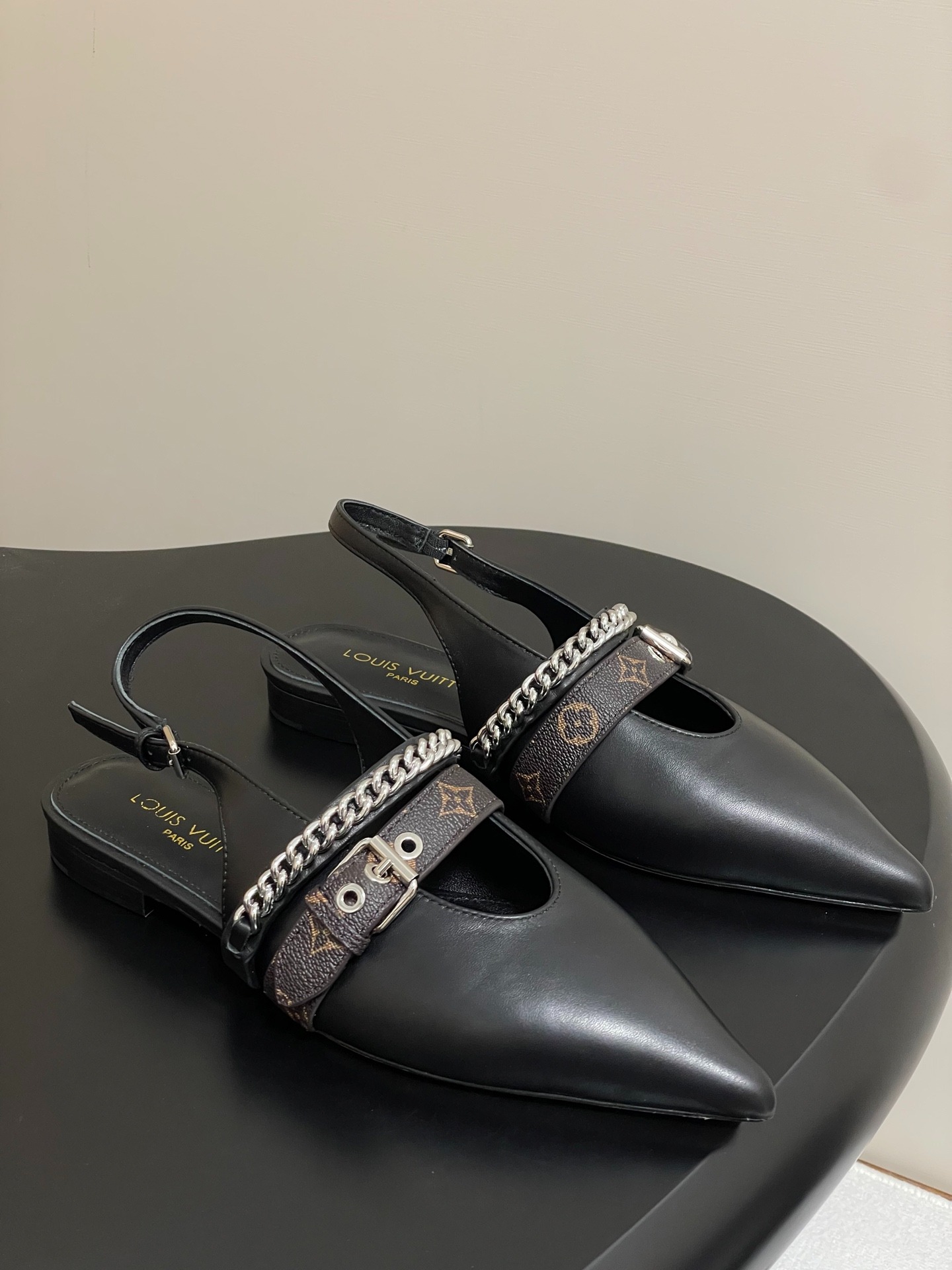 루이비통 25 신상 체인백 플랫슈즈 스틸레토힐 샌들