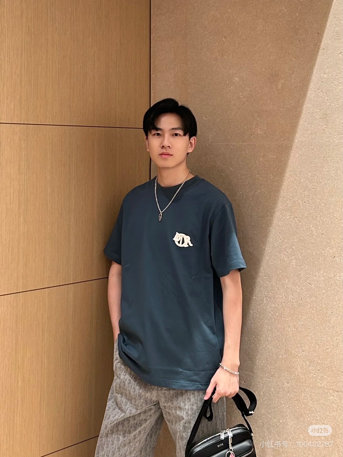 디올 시그니처 자수 티셔츠