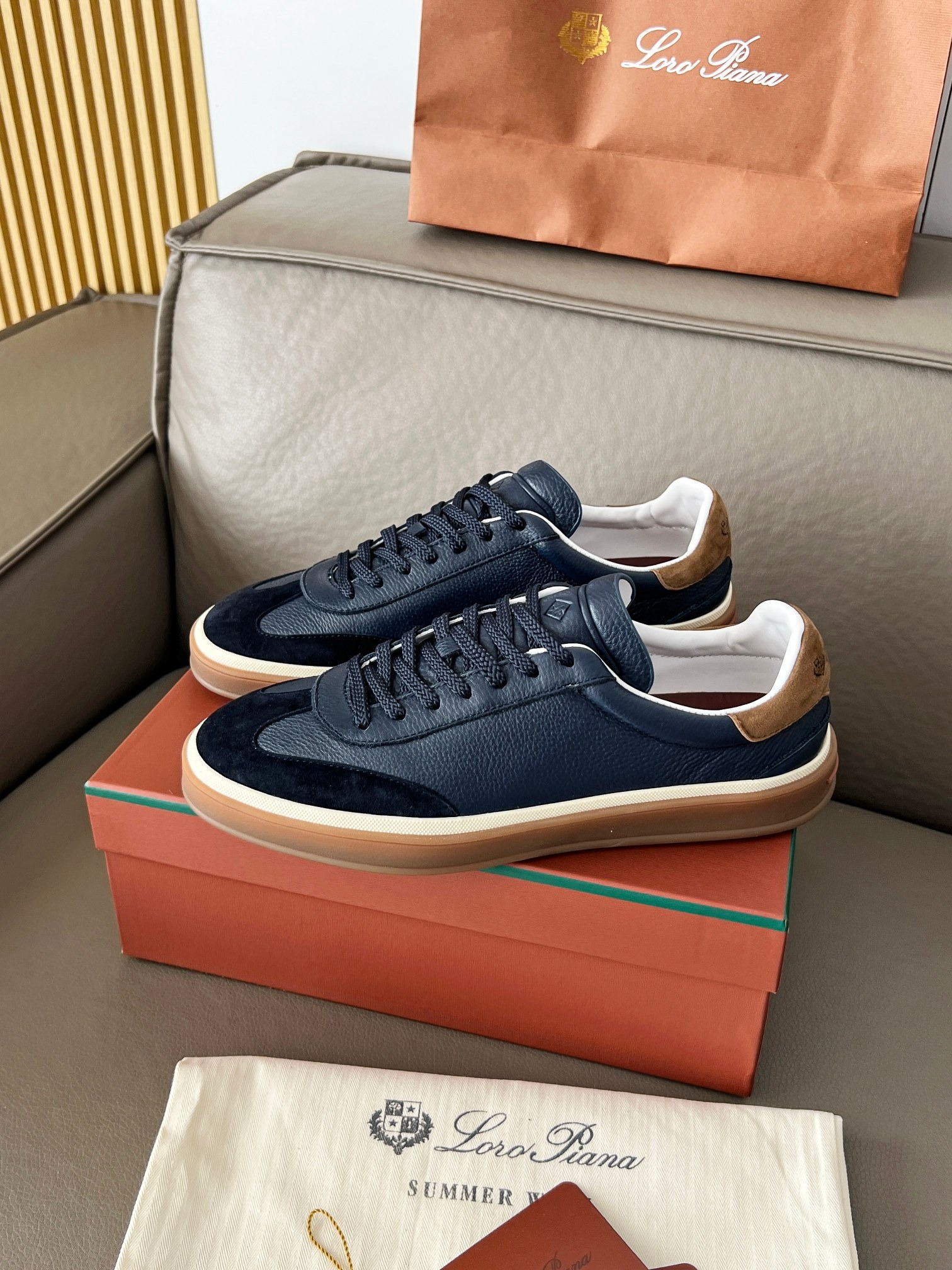 로로피아나 트레이닝화 남녀공용