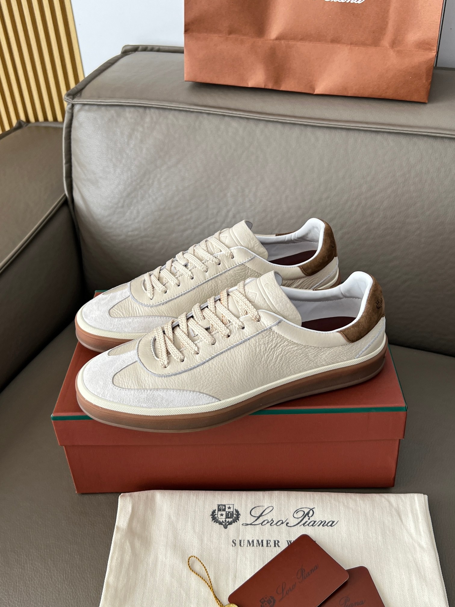 로로피아나 트레이닝화 남녀공용