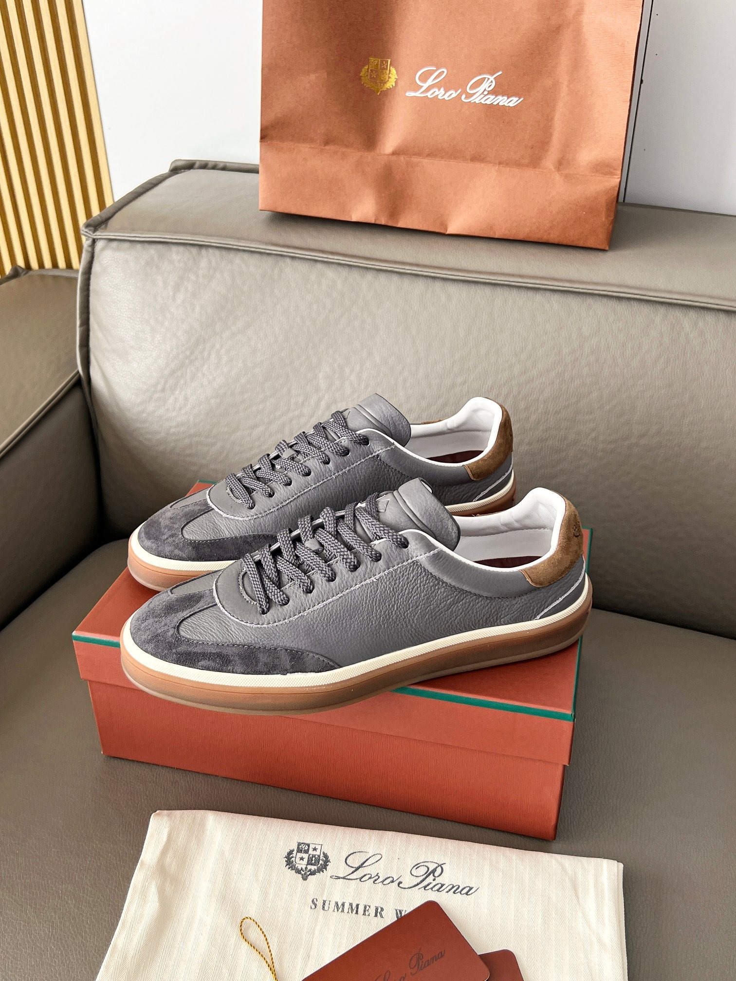 로로피아나 트레이닝화 남녀공용