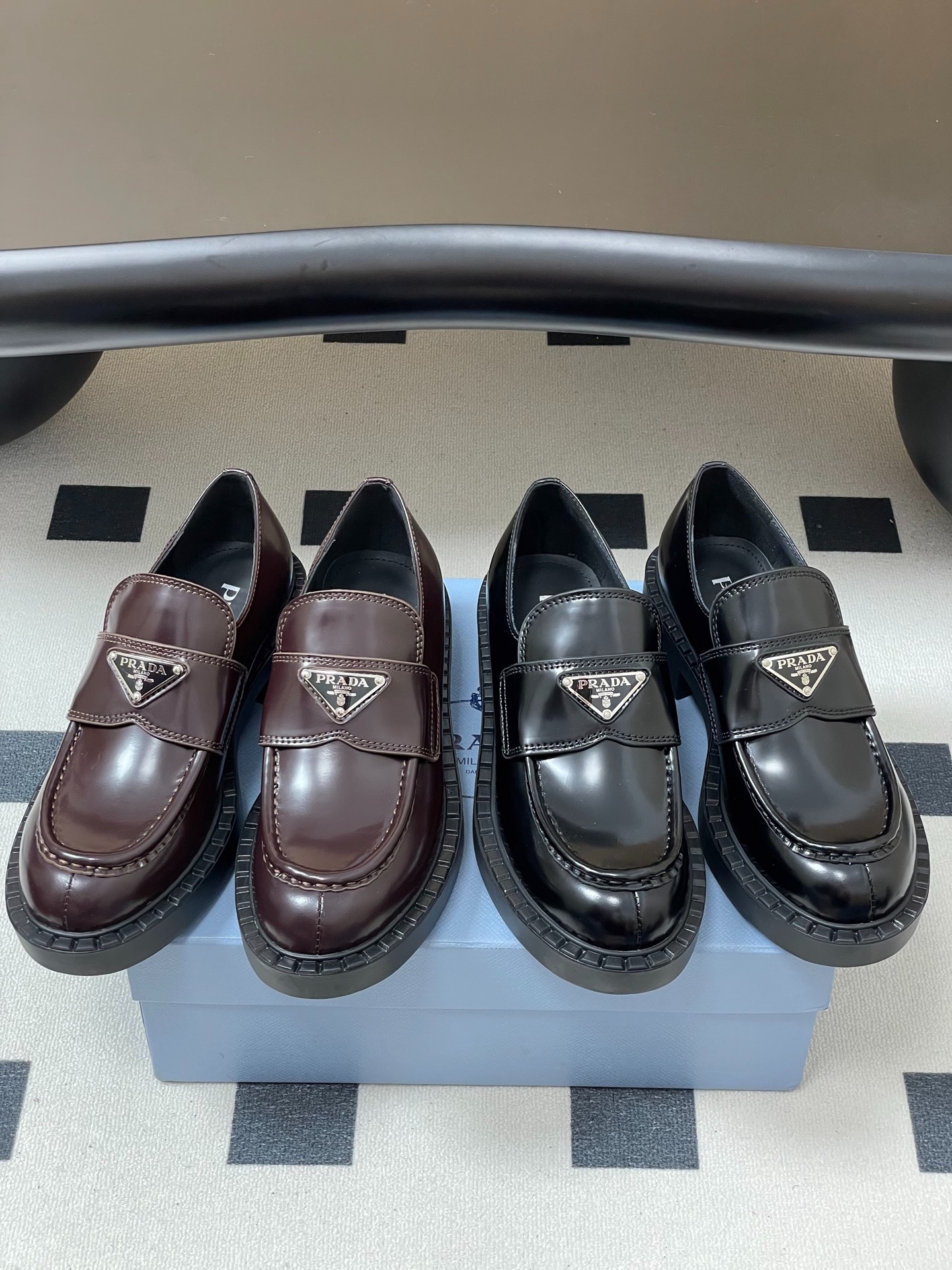 프라다 클래식 통굽 슈즈