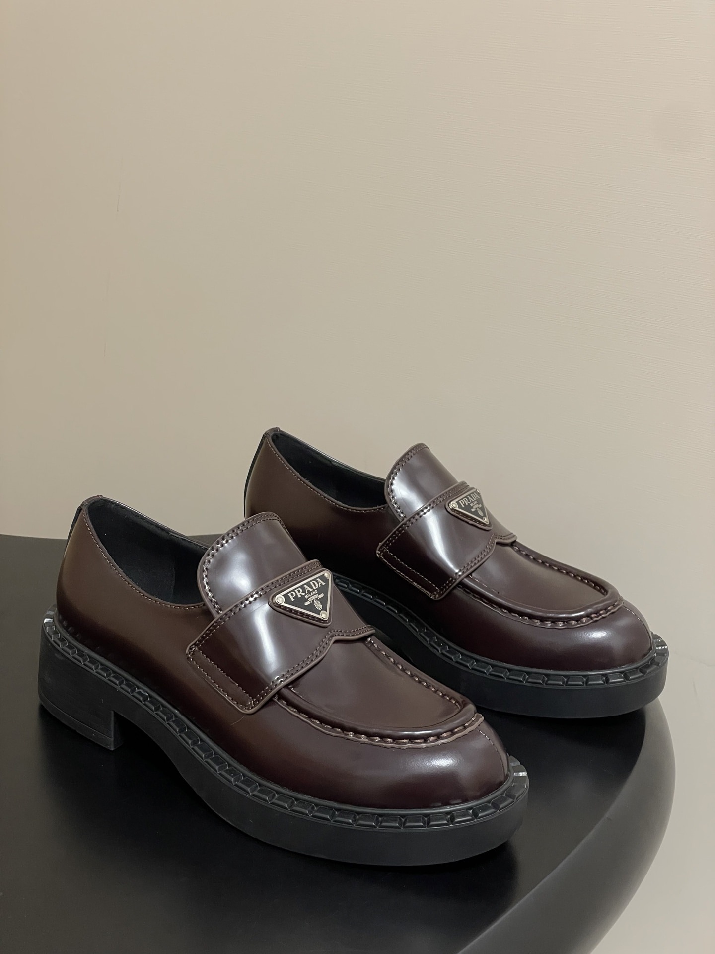 프라다 클래식 통굽 슈즈