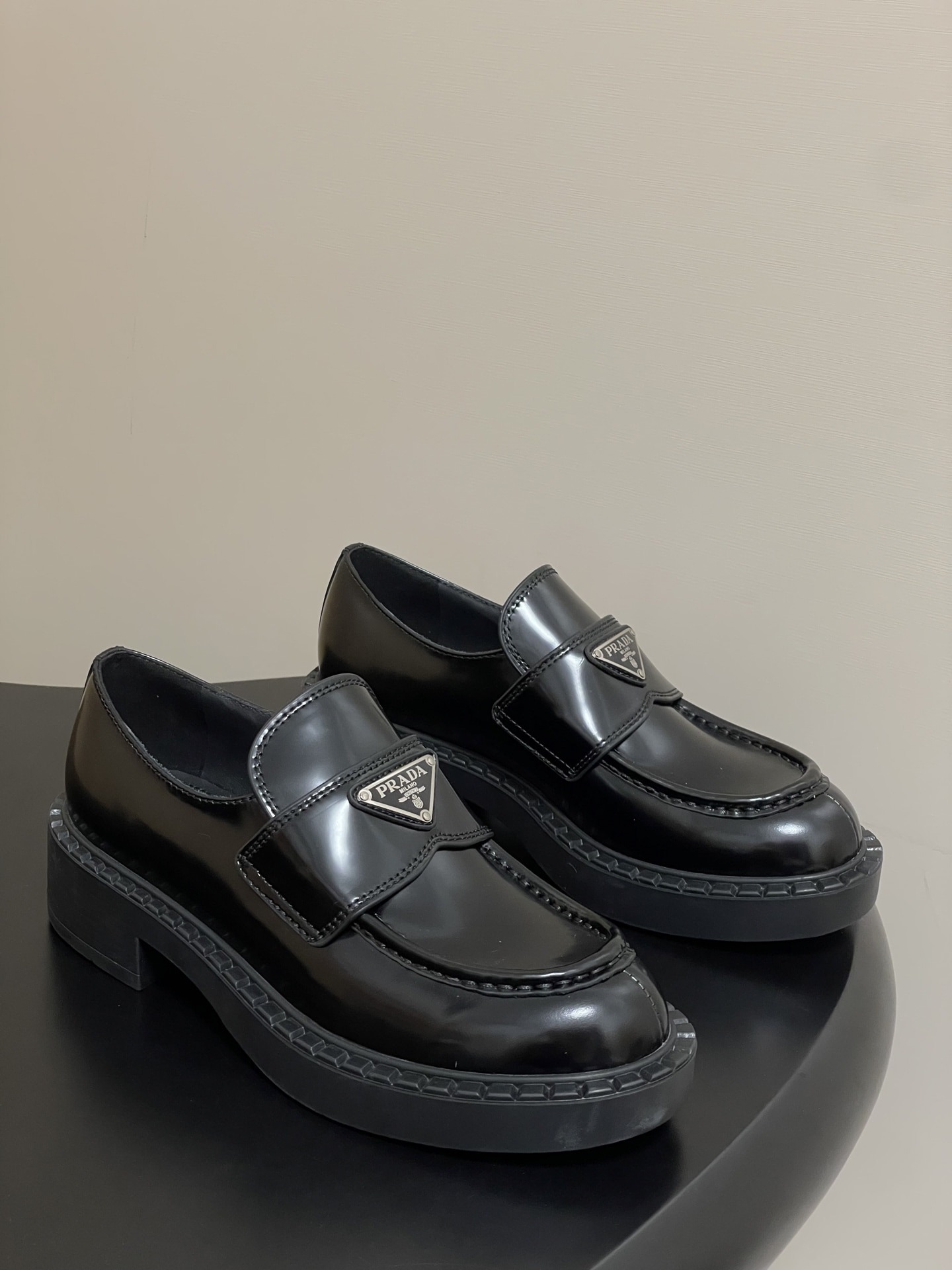 프라다 클래식 통굽 슈즈