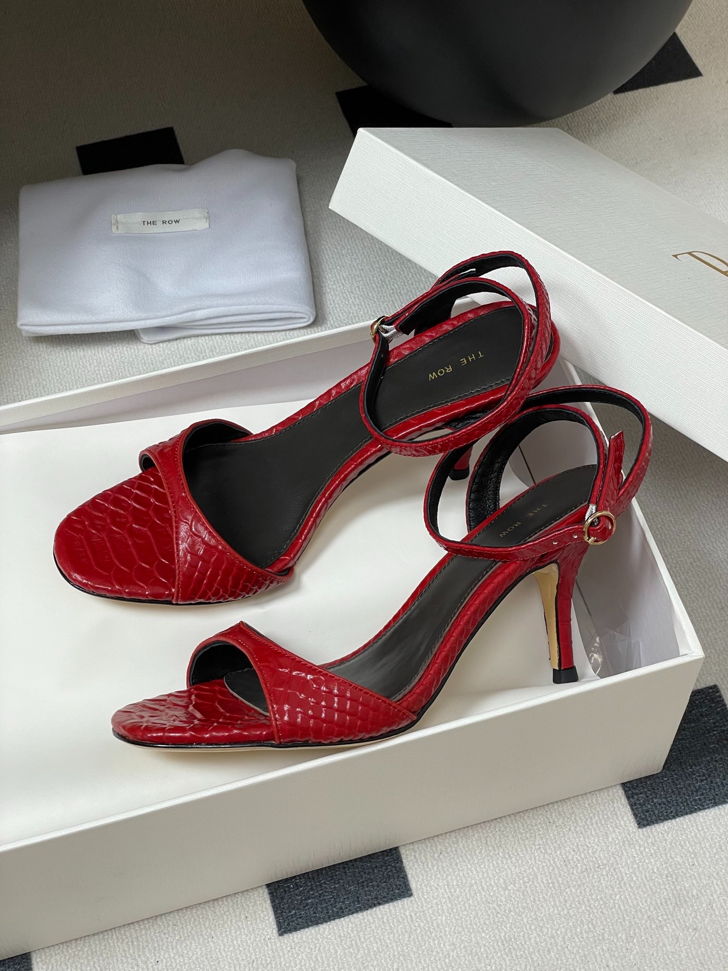 더로우 25s 봄여름 신상 메탈릭 가죽스트랩 힐