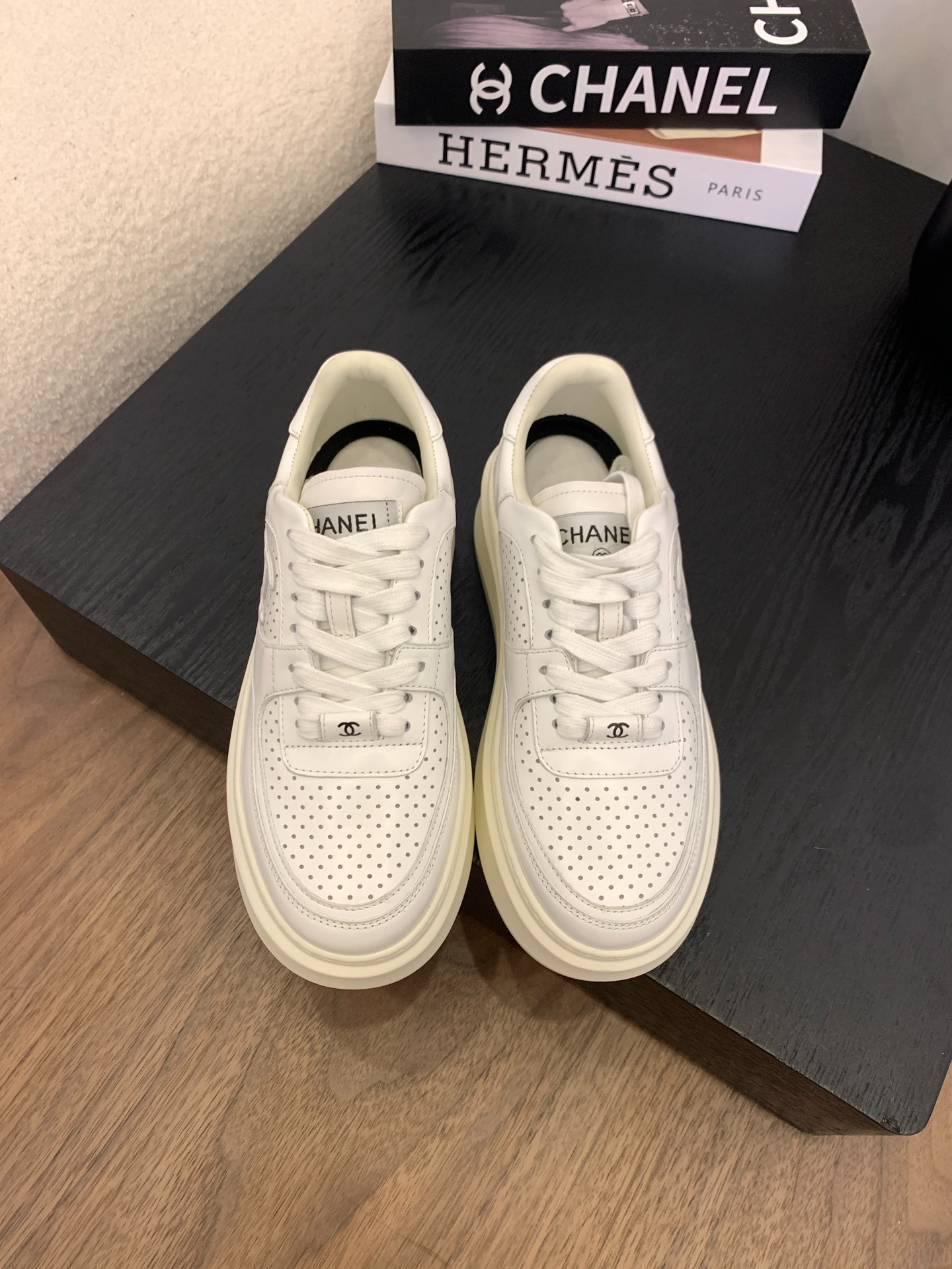 샤넬 25 신상 통굽 슬립온 보드화