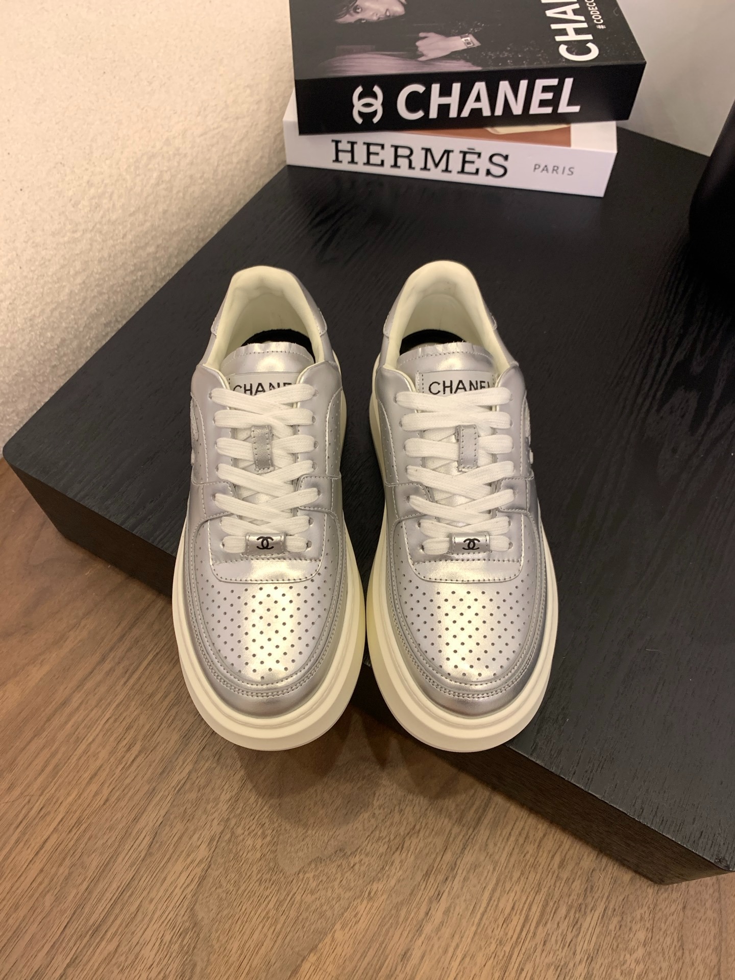 샤넬 25 신상 통굽 슬립온 보드화