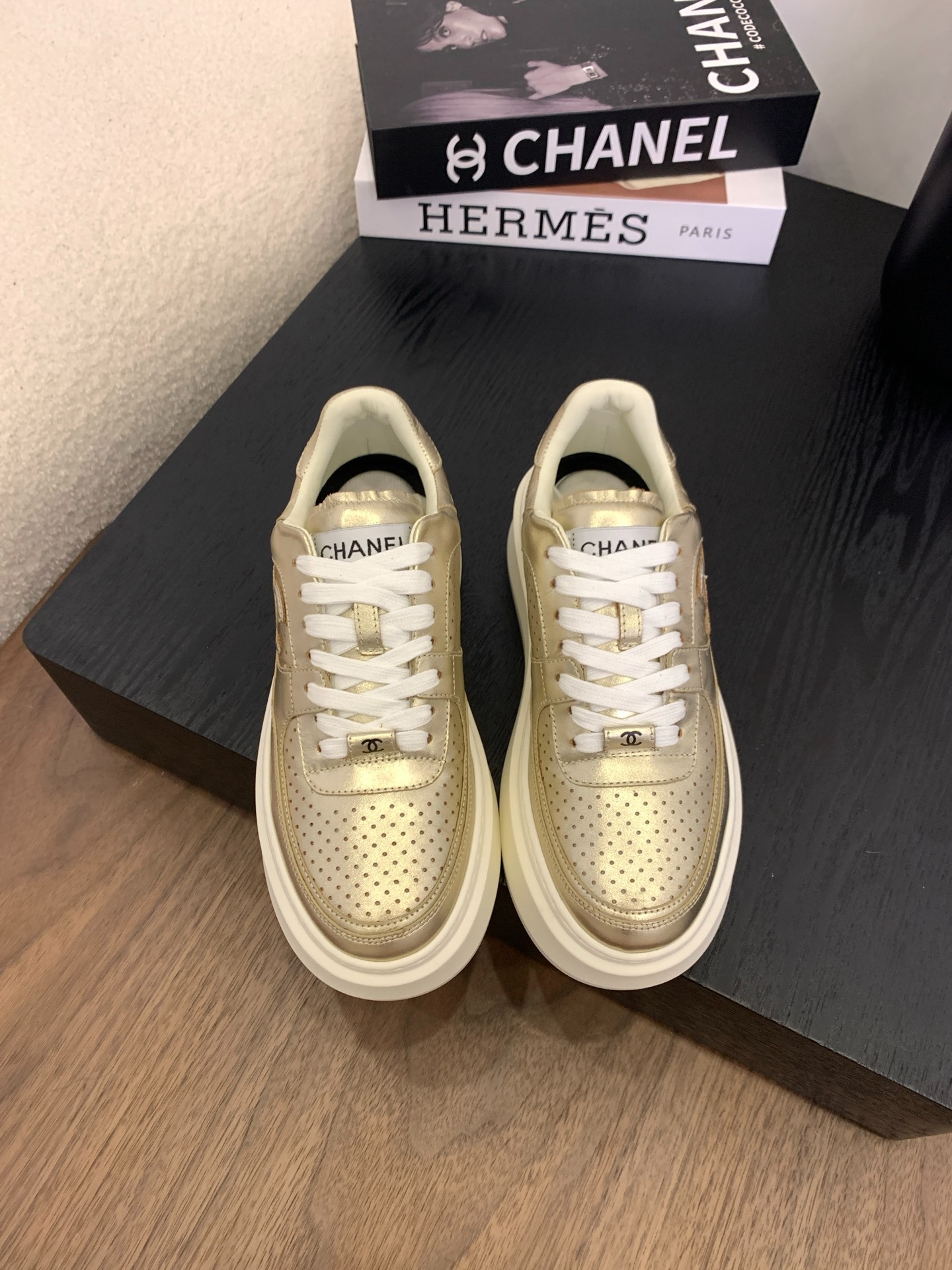 샤넬 25 신상 통굽 슬립온 보드화