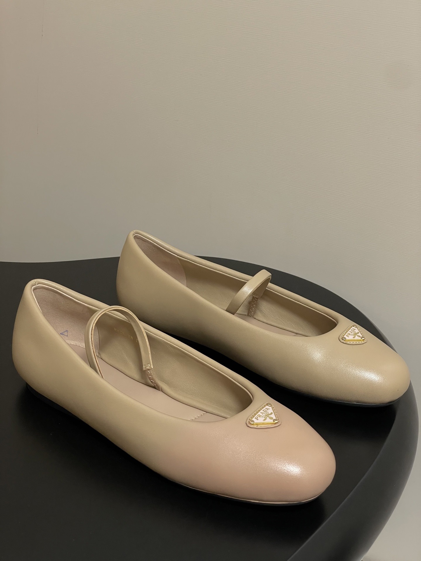 프라다 25S 이른 봄 신상 메리제인 발레 단화