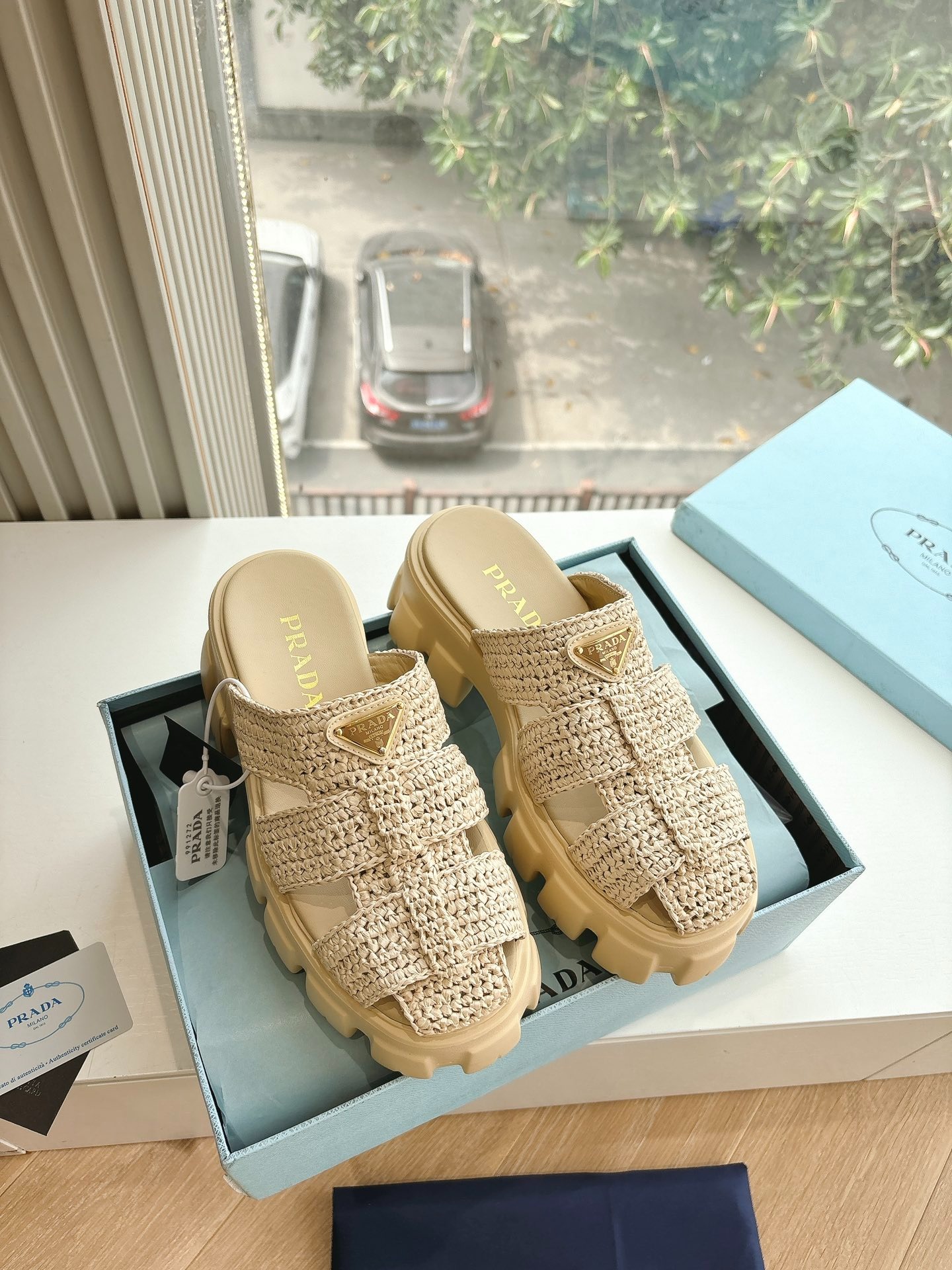 프라다 2025 봄여름 신상 통굽 샌들 벨크로