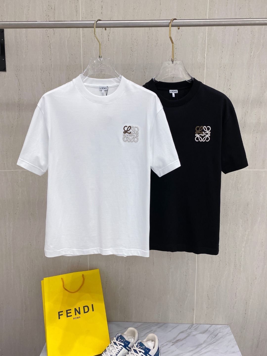 로에베 25 봄여름 신상 라운드 티셔츠