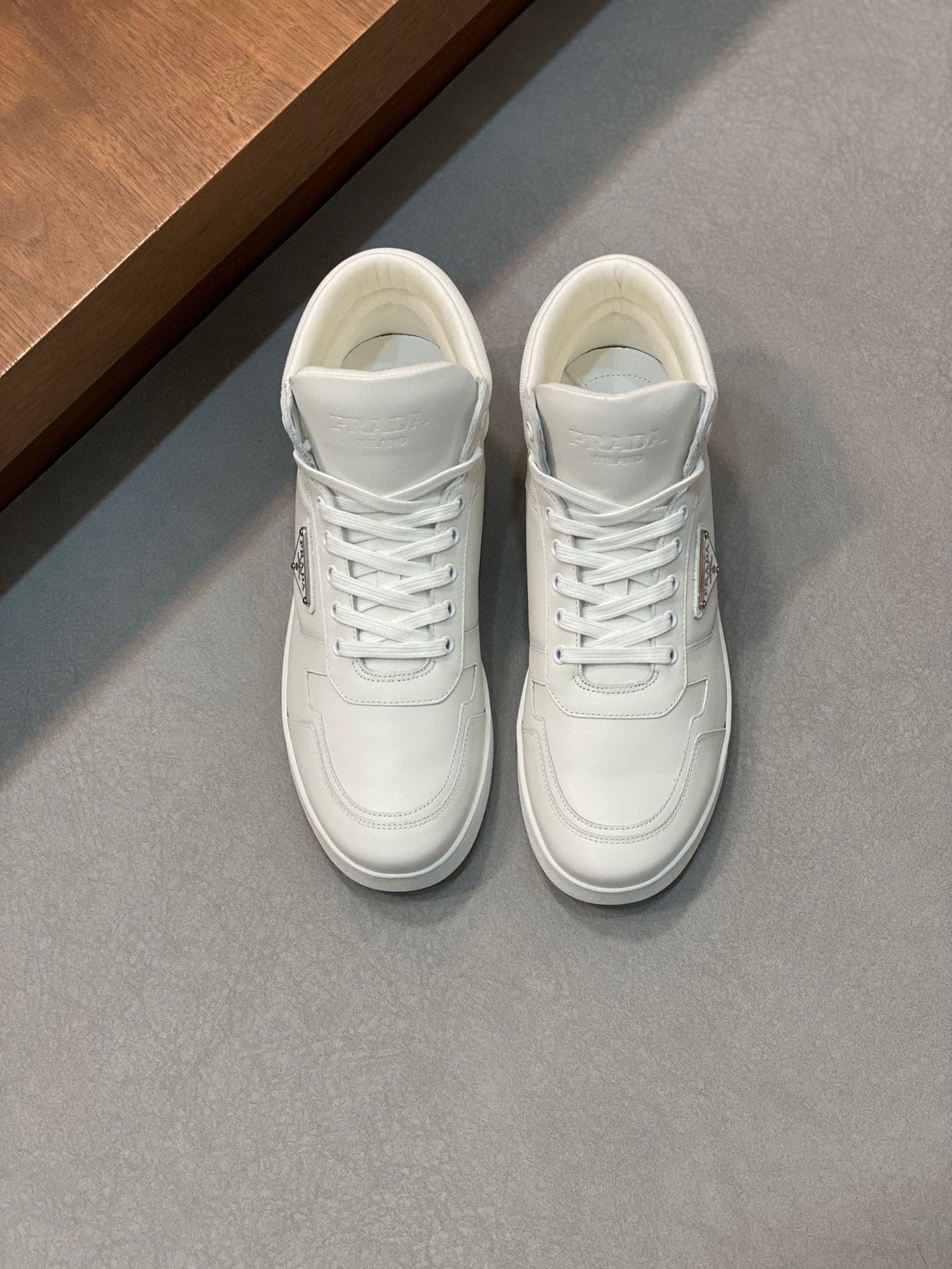 프라다 디스트릭트 하이탑 남성 스니커즈