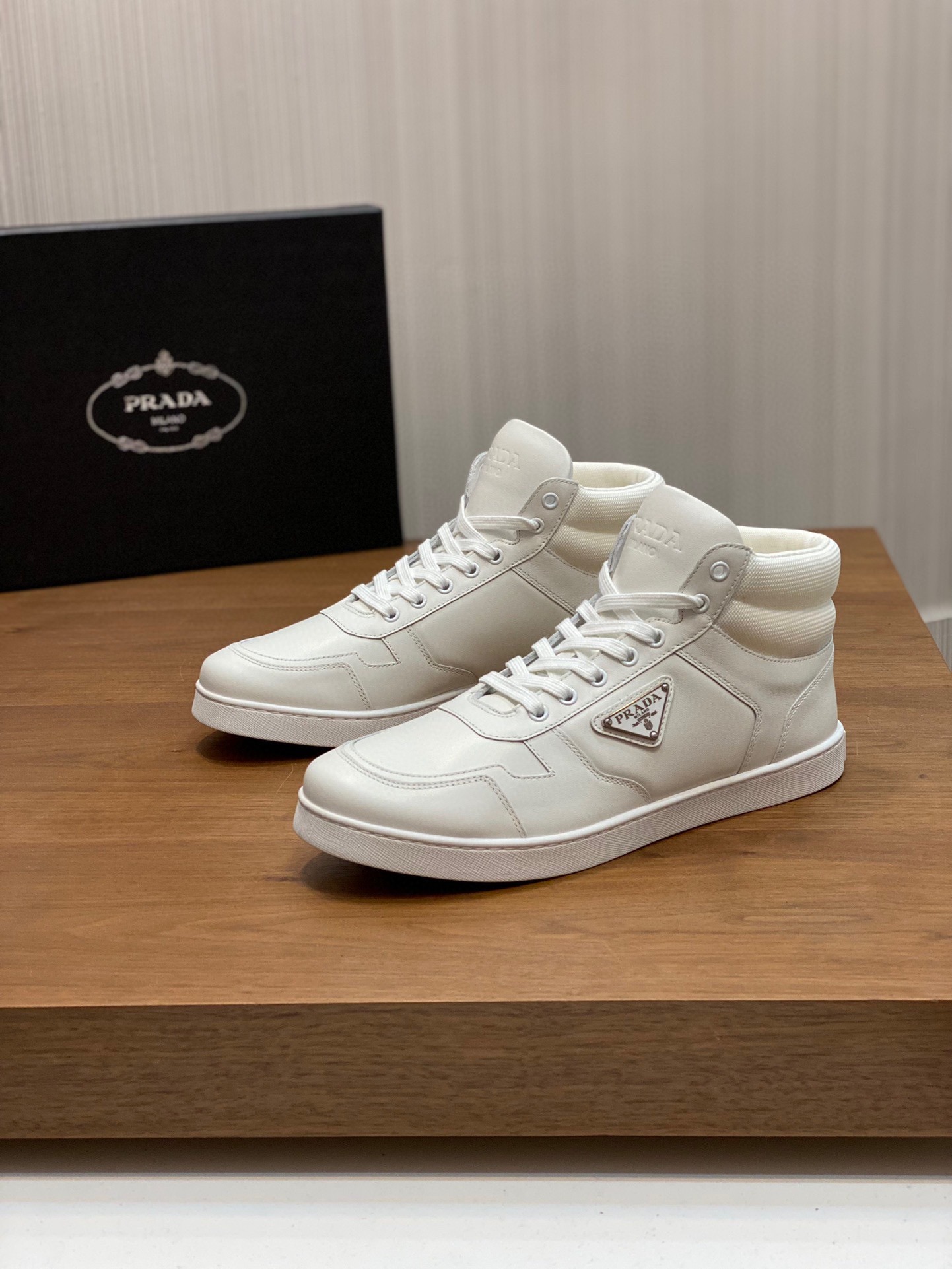 프라다 디스트릭트 하이탑 남성 스니커즈