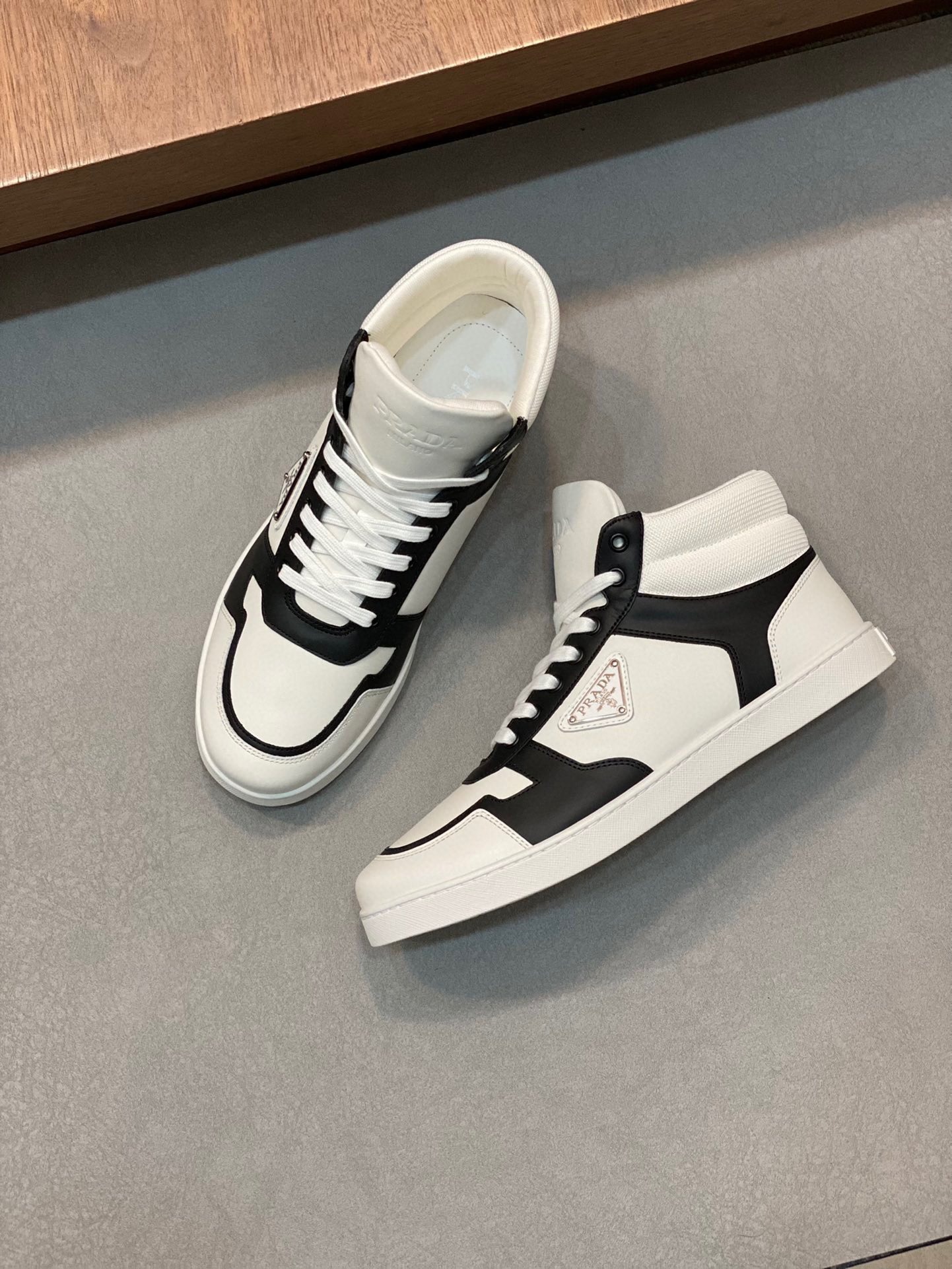 프라다 디스트릭트 하이탑 남성 스니커즈