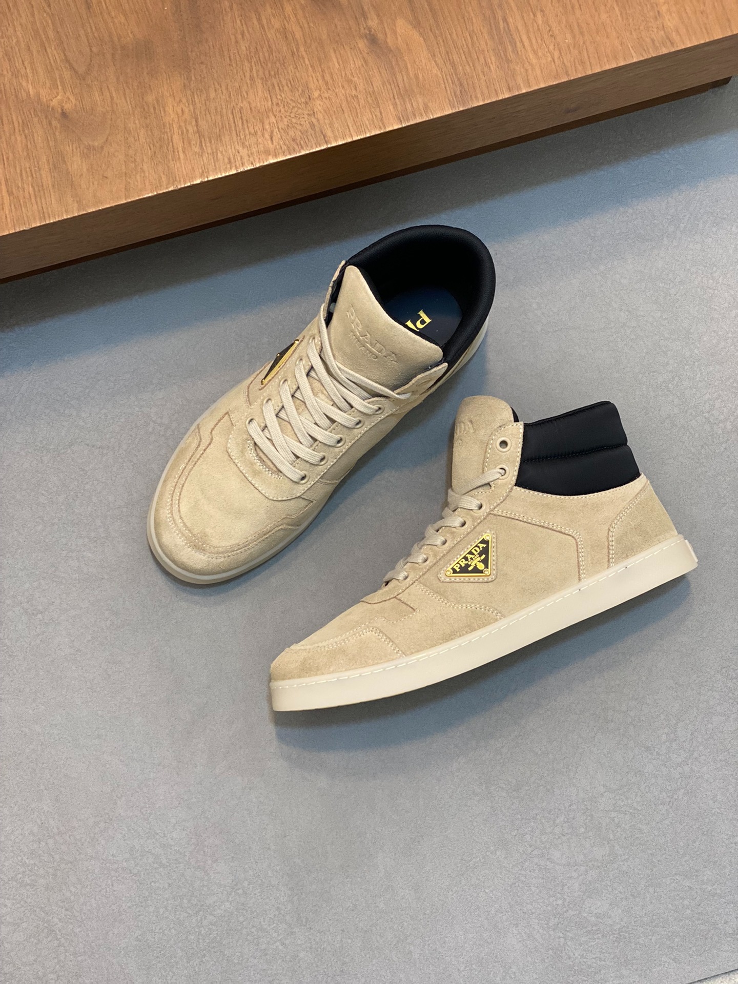 프라다 디스트릭트 하이탑 남성 스니커즈