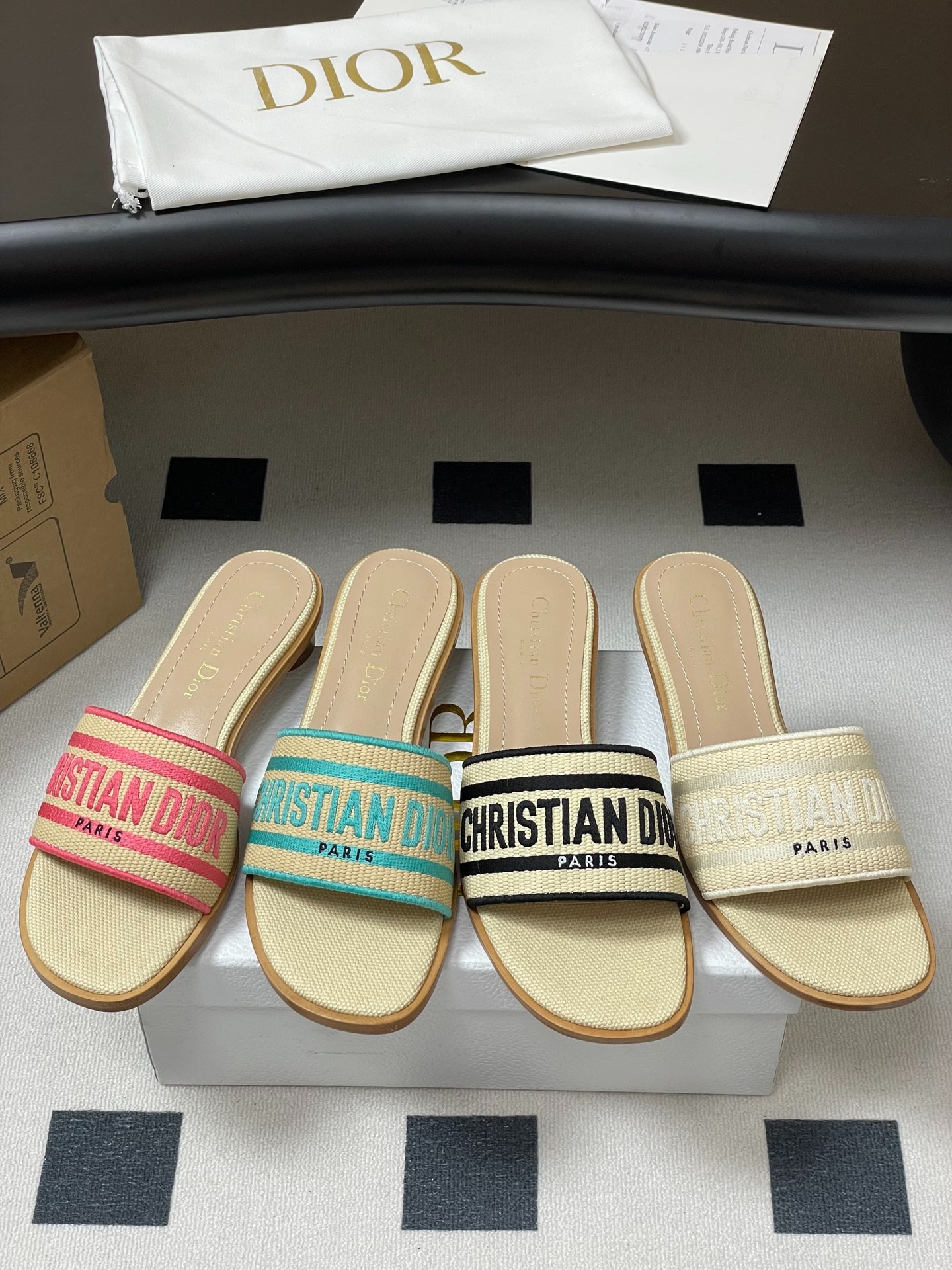디올 25ss 봄여름 신상 스트랩 슬리퍼