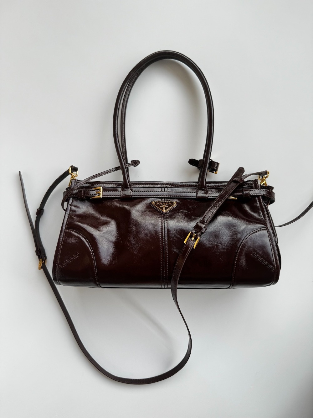 프라다 신상 미디엄 가죽 핸드백