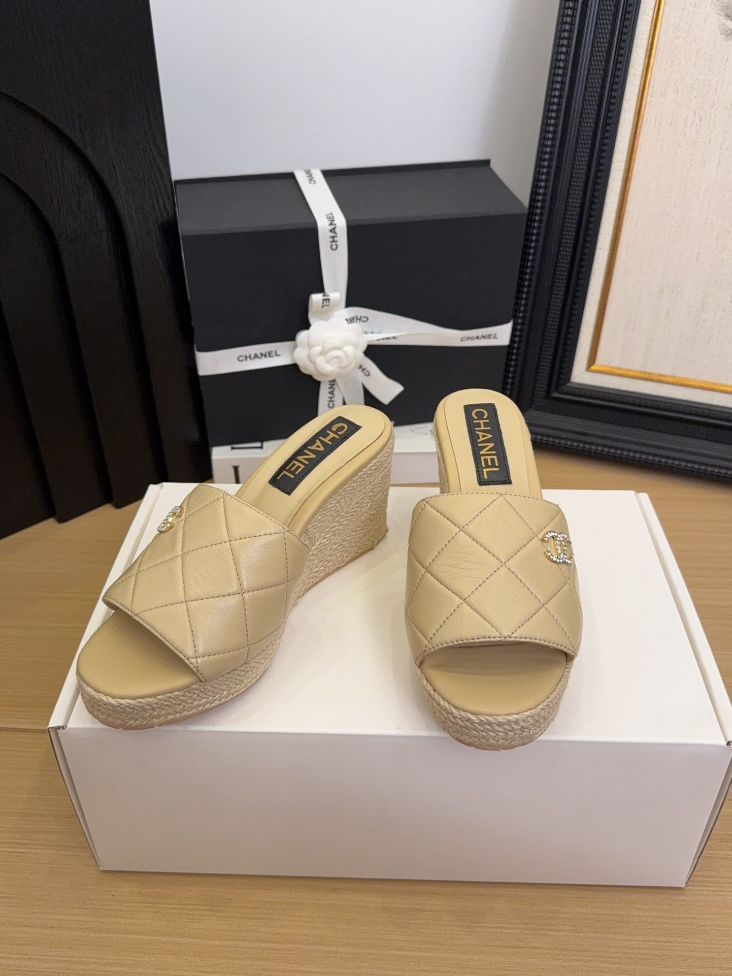 샤넬 25 신상 퀼팅 더블 c 스터드 슬리퍼