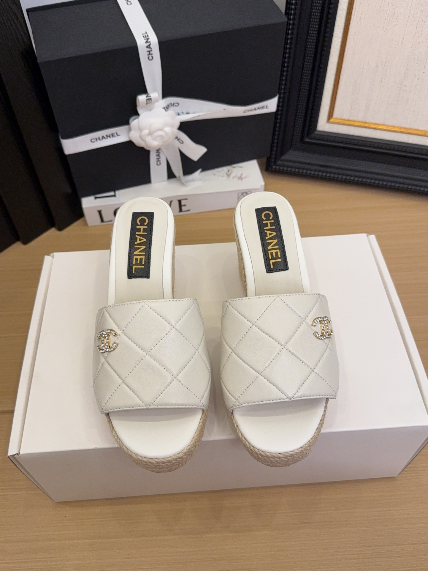 샤넬 25 신상 퀼팅 더블 c 스터드 슬리퍼