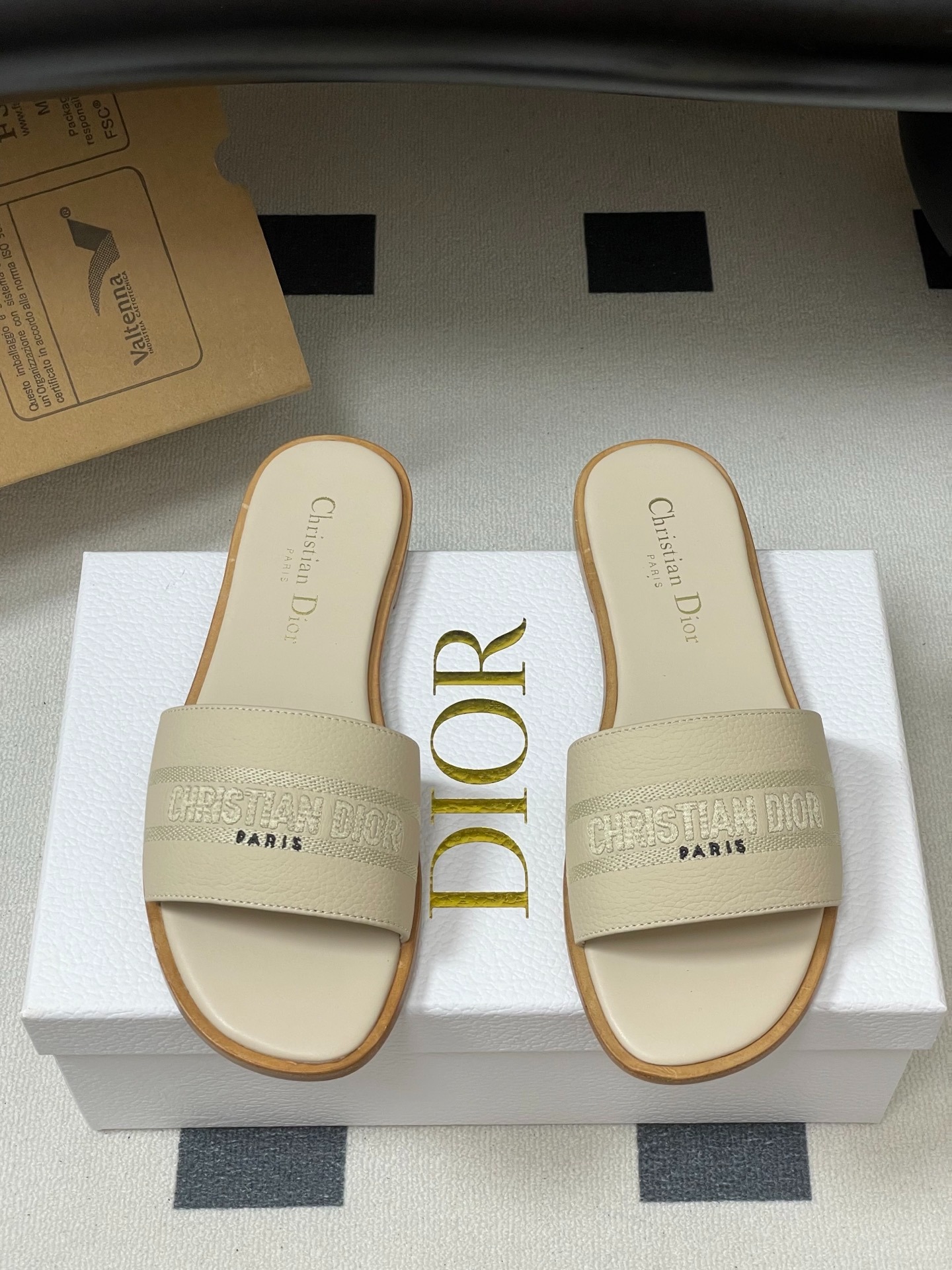 디올 25ss 봄여름 신상 Di-Dway 스트랩 슬리퍼