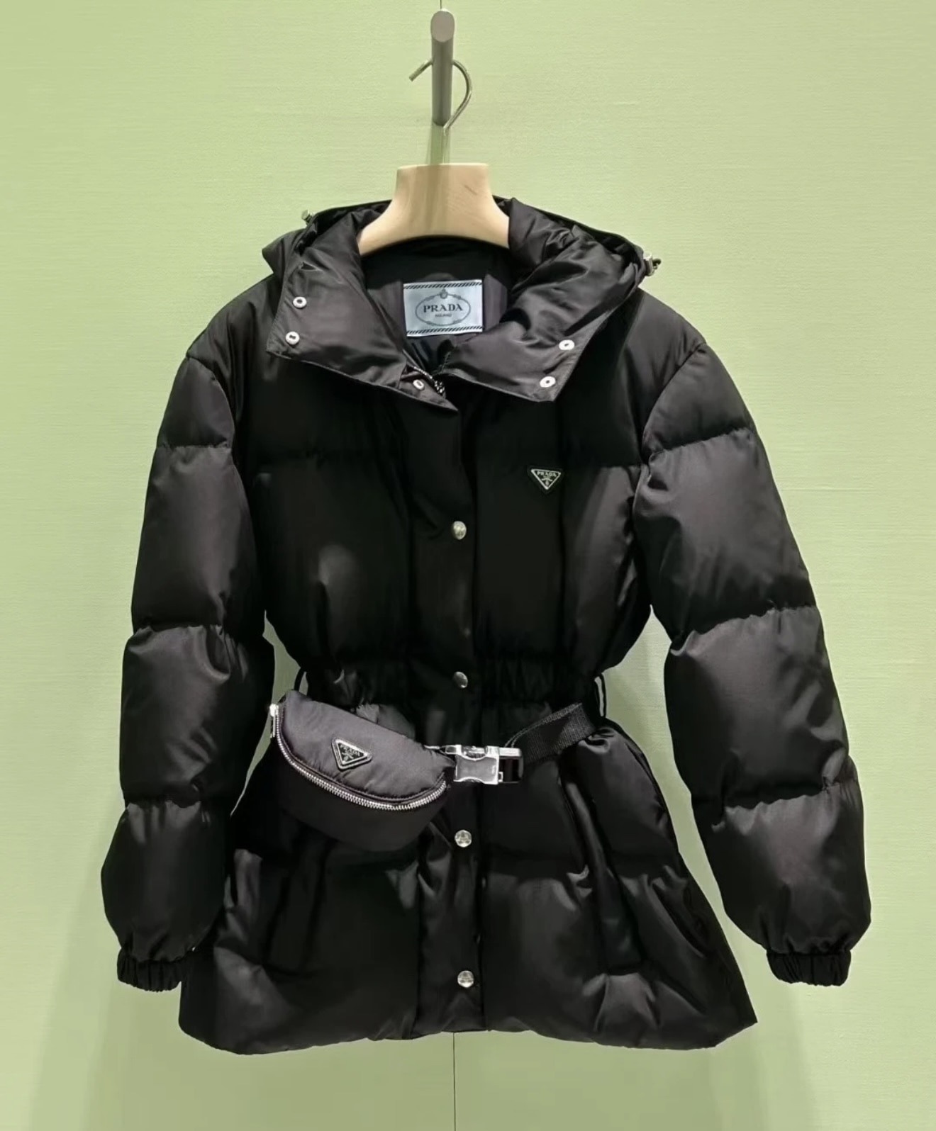 프라다 신상 구스다운 후드 조거 패딩