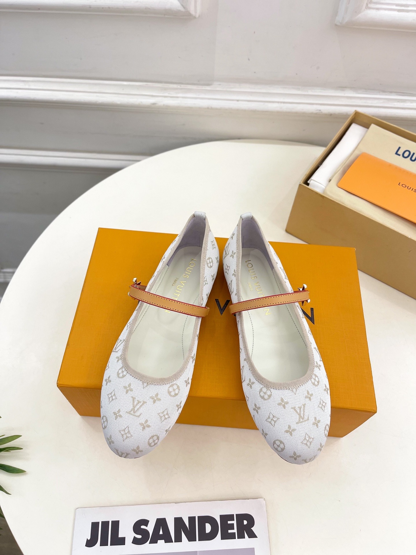 루이비통 25  신상 캔버스 프린트 단화