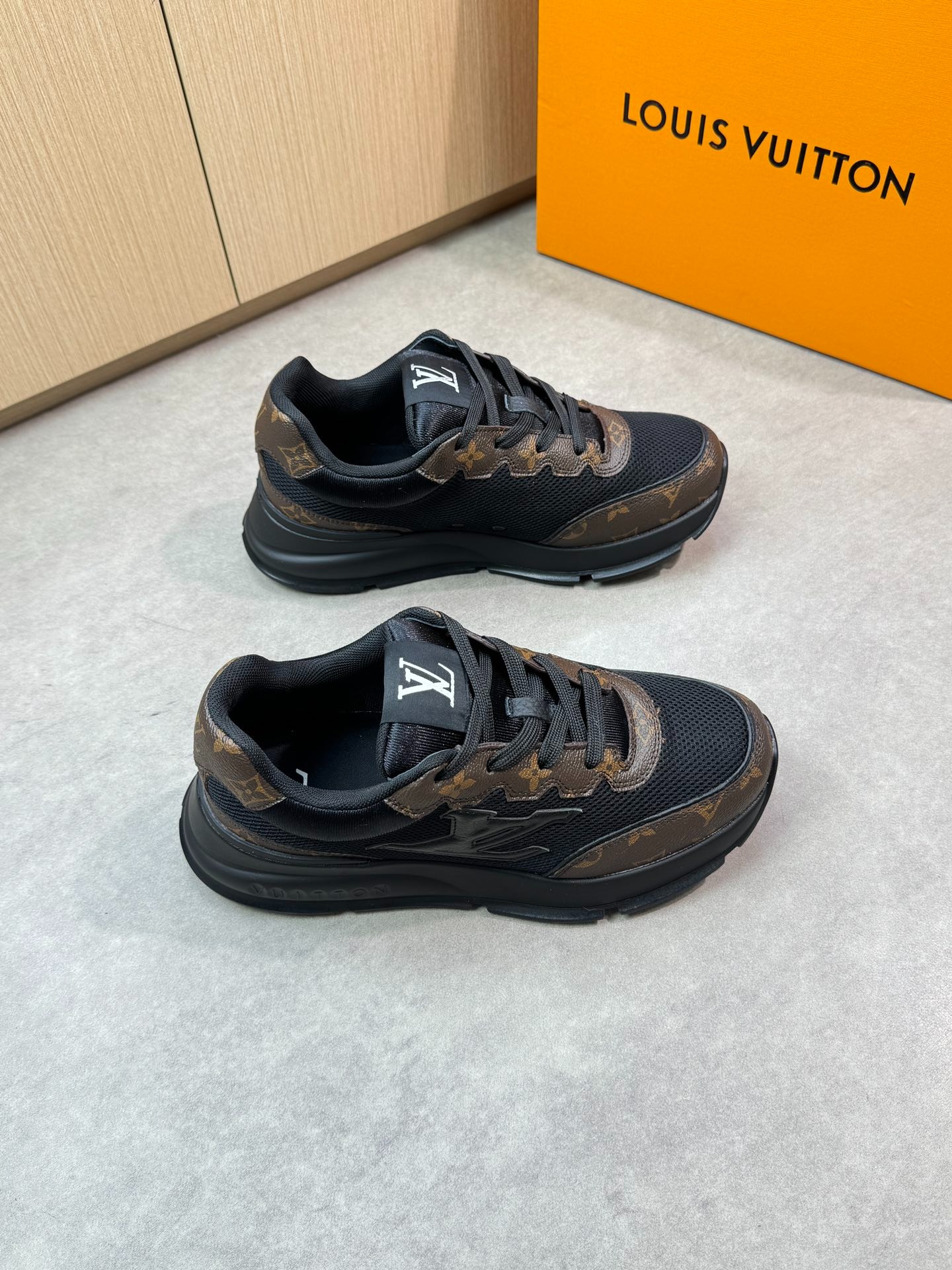 루이비통 클래식 스니커즈