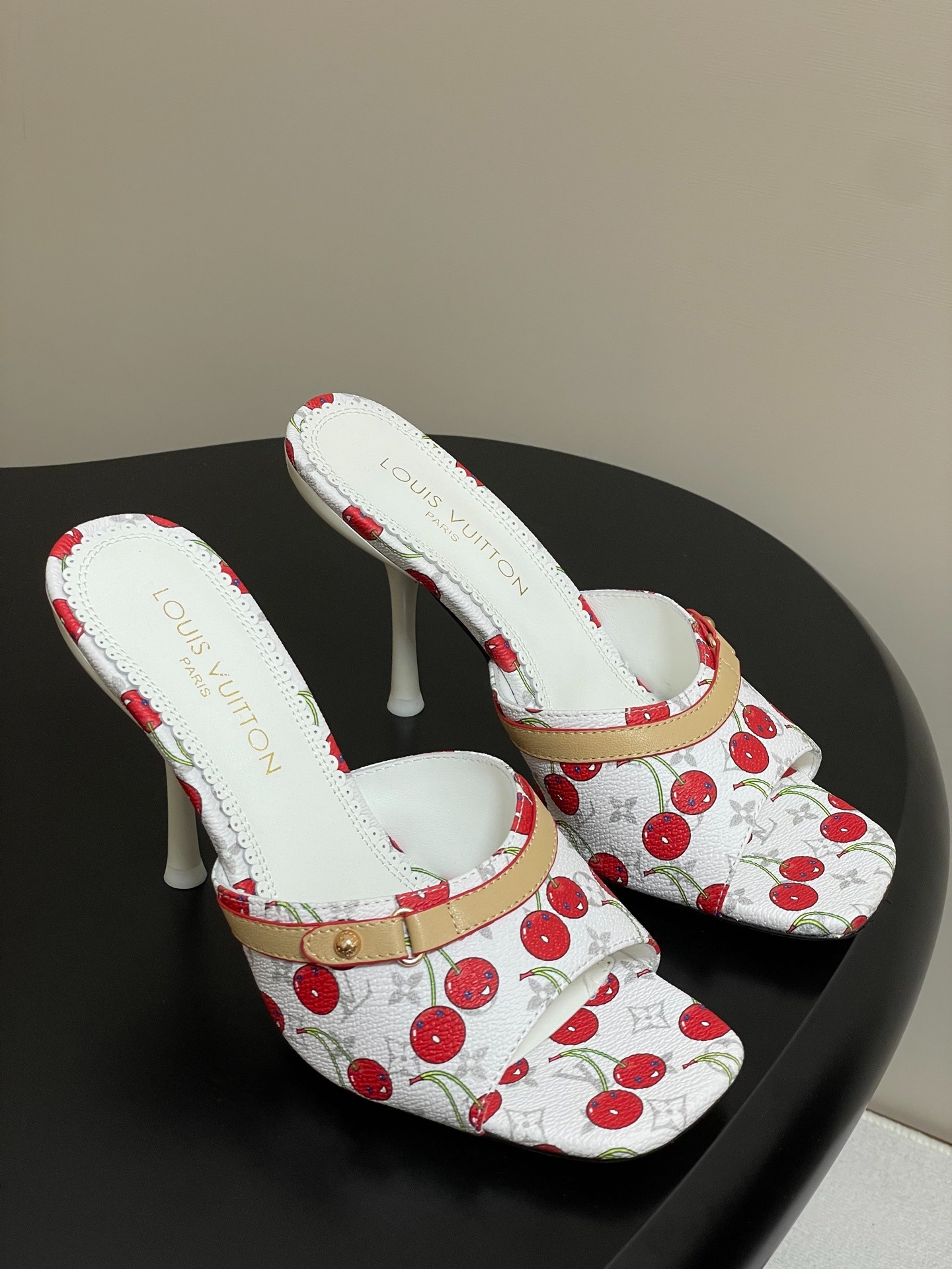 루이비통 25S 봄여름 신상 × 무*카미 슬리퍼