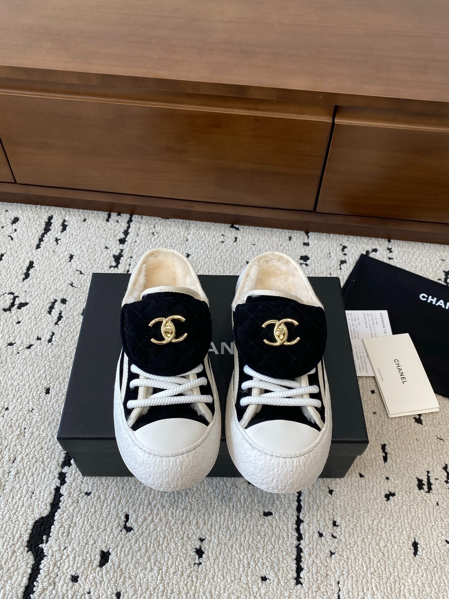 샤넬 25 가을/겨울 신상 스웨이드 세미 슬리퍼