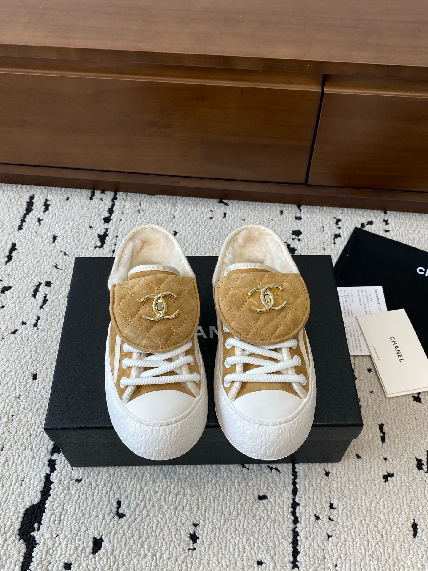 샤넬 25 가을/겨울 신상 스웨이드 세미 슬리퍼