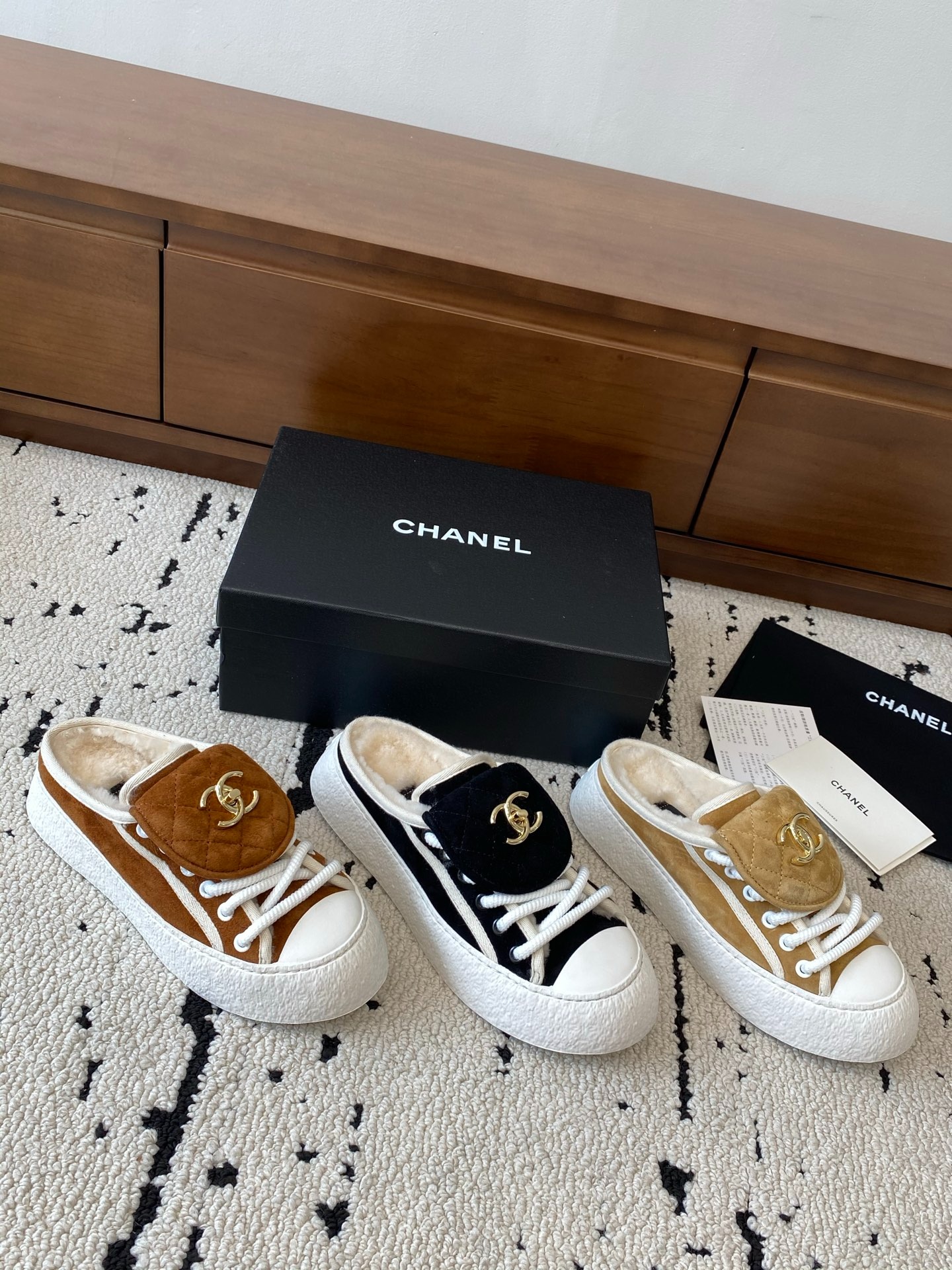 샤넬 25 가을/겨울 신상 스웨이드 세미 슬리퍼