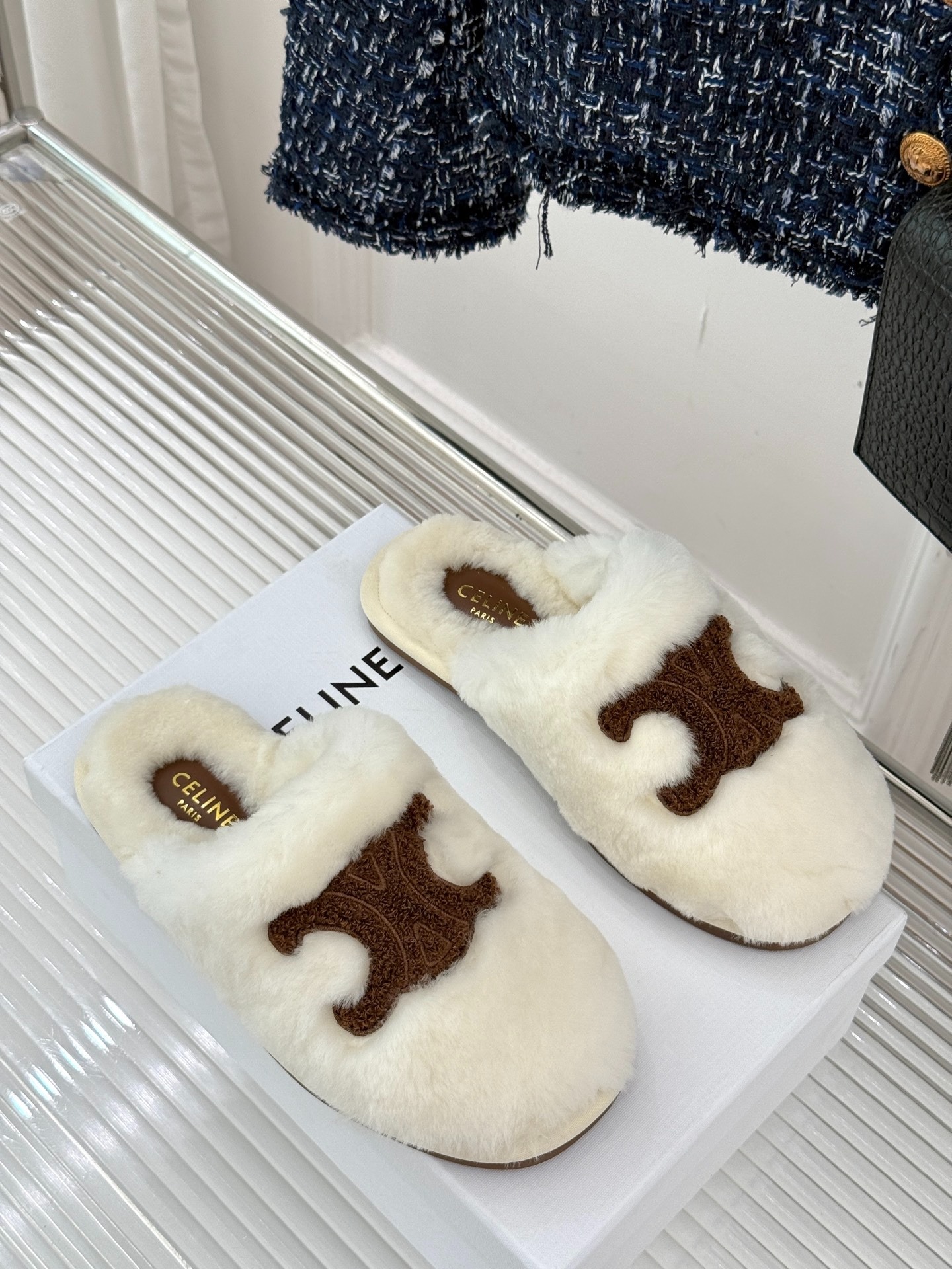 셀린느 25W 신상 퍼 세미슬리퍼