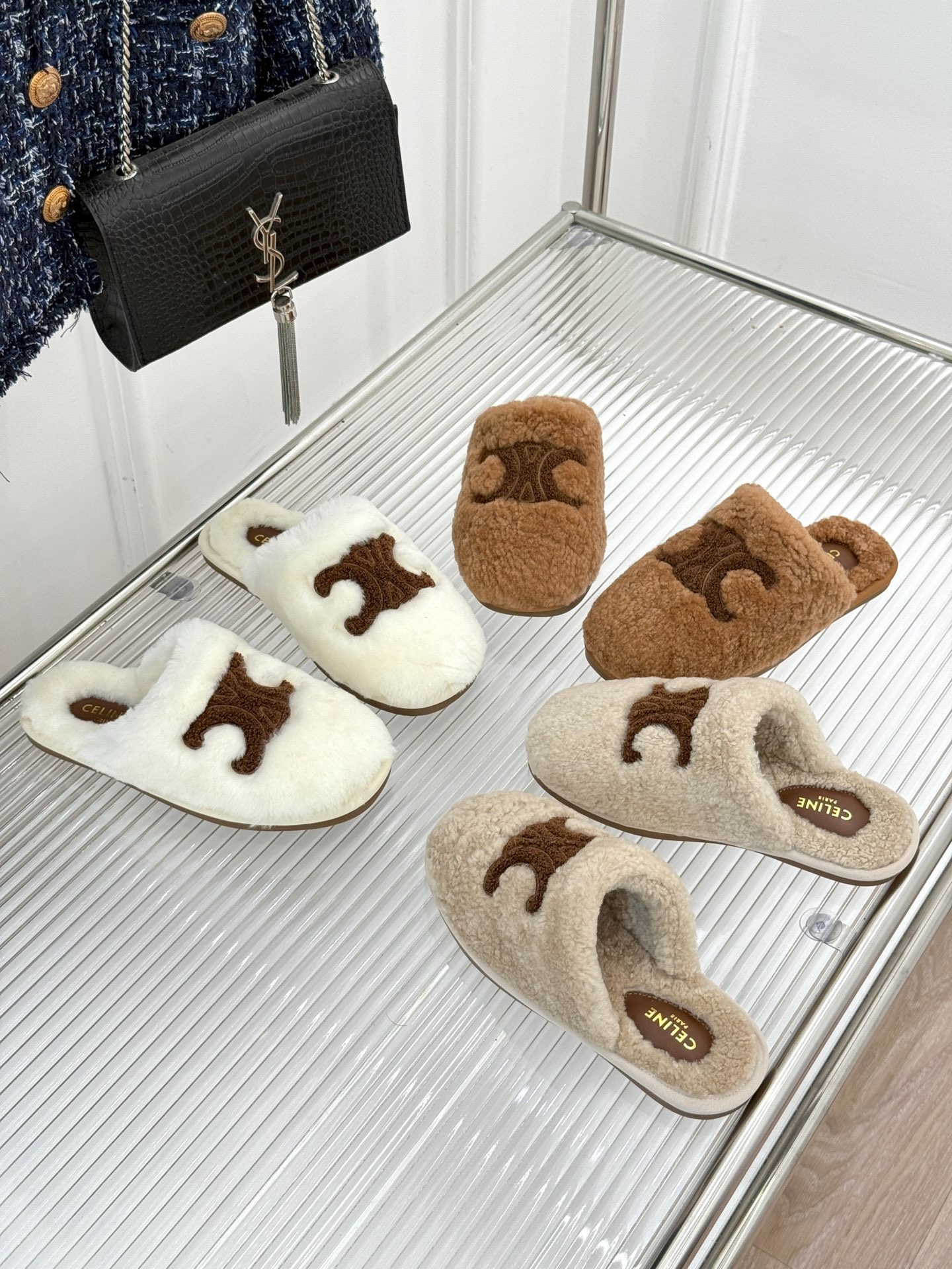 셀린느 25W 신상 퍼 세미슬리퍼