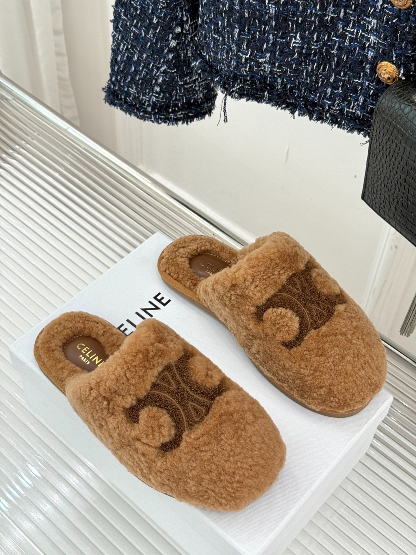 셀린느 25W 신상 퍼 세미슬리퍼