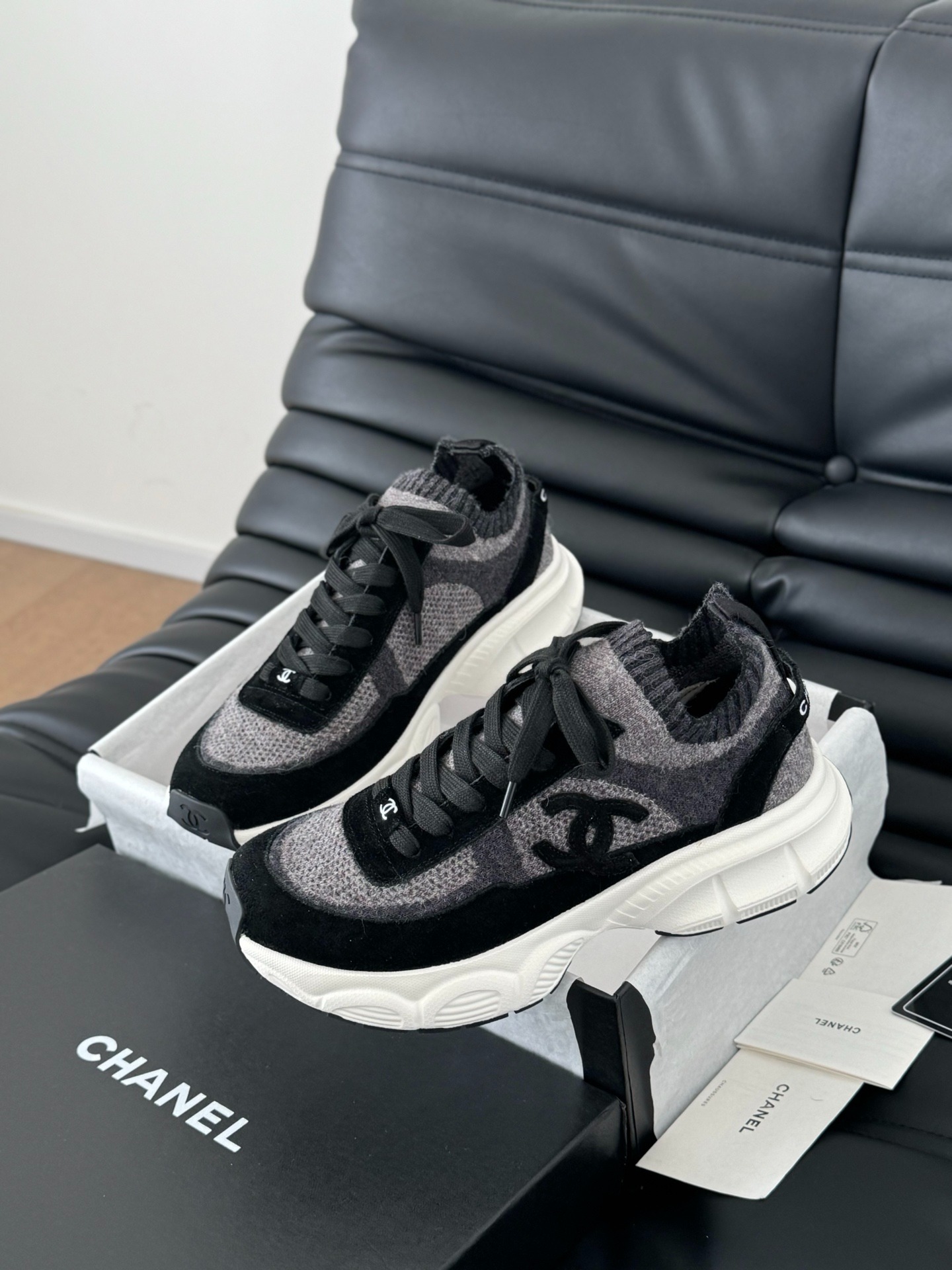 샤넬 25C 신상 팬더 스니커즈