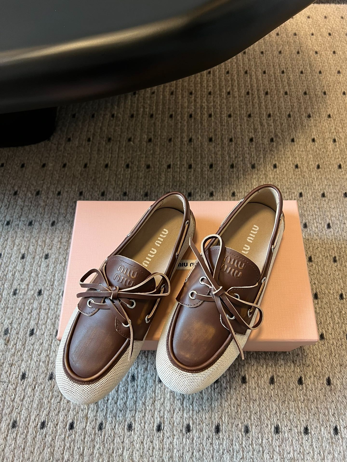미우미우 25ss 신상 리본 로퍼 플랫 워커