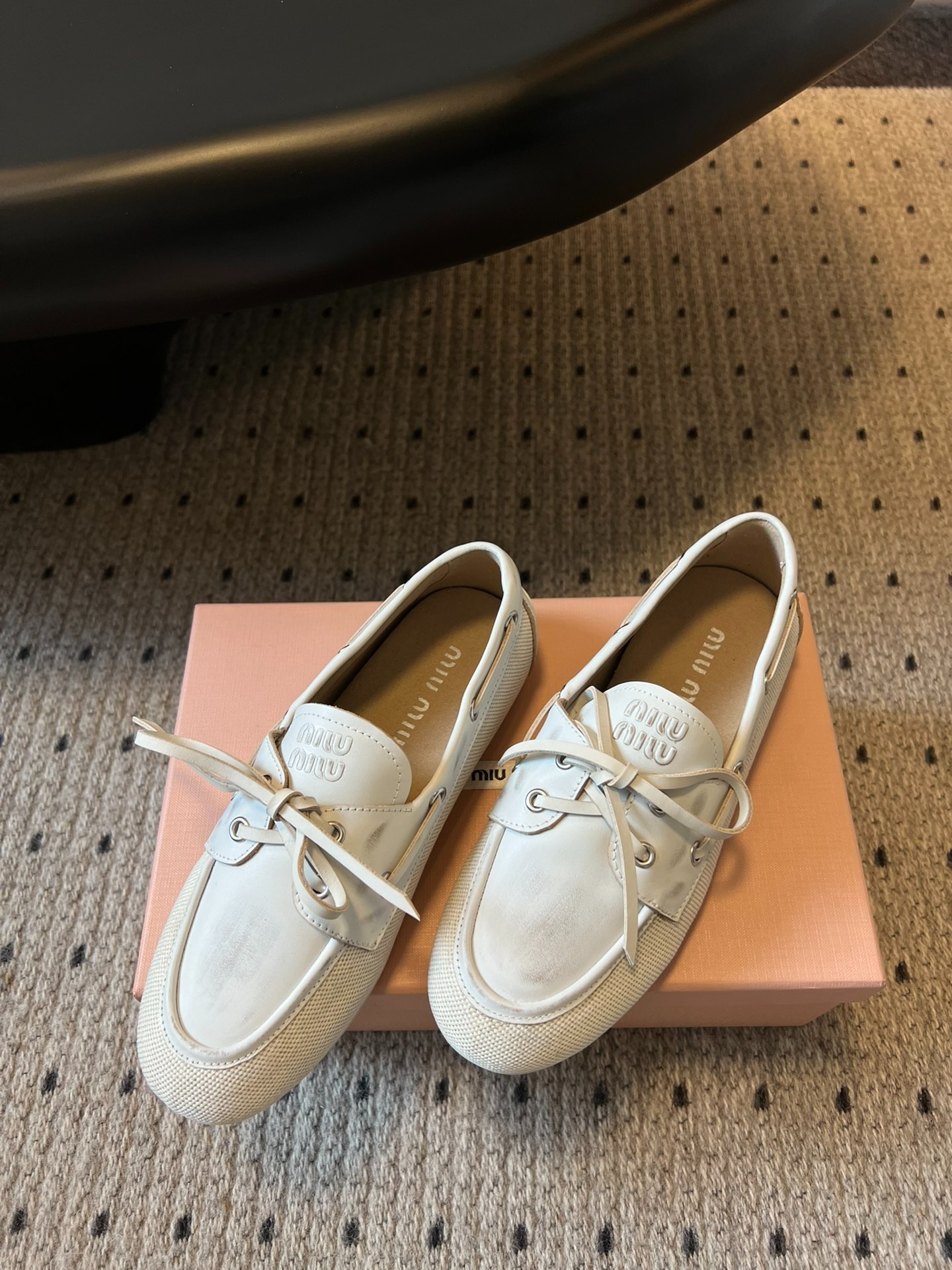 미우미우 25ss 신상 리본 로퍼 플랫 워커