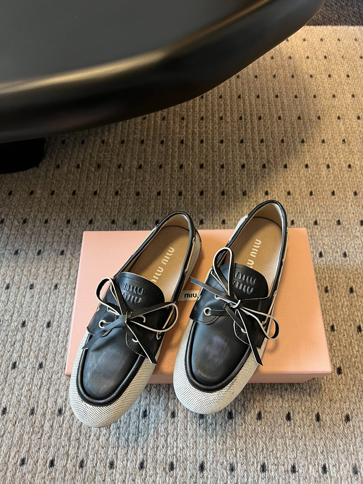 미우미우 25ss 신상 리본 로퍼 플랫 워커