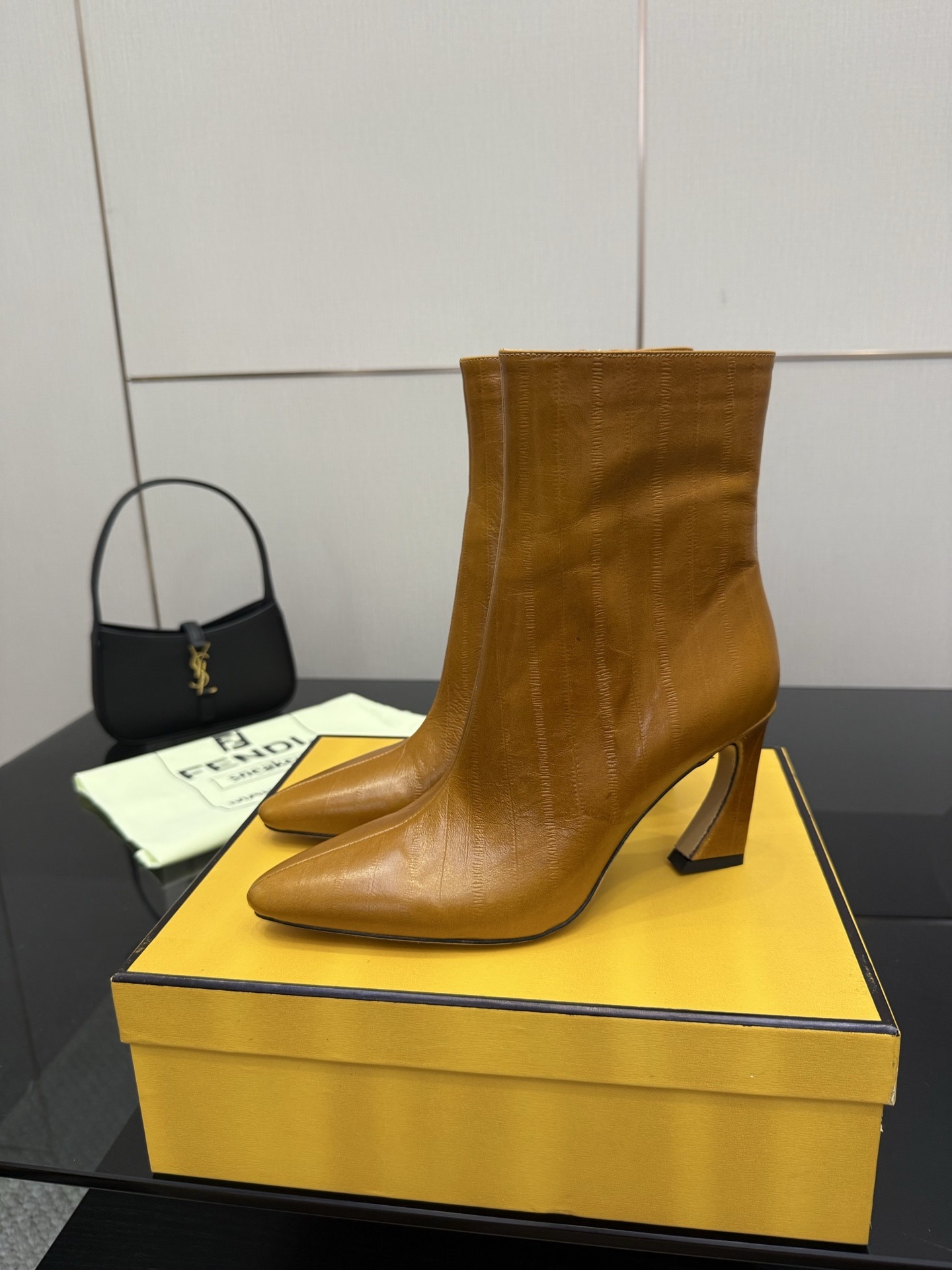 펜디 신상 가죽 부츠