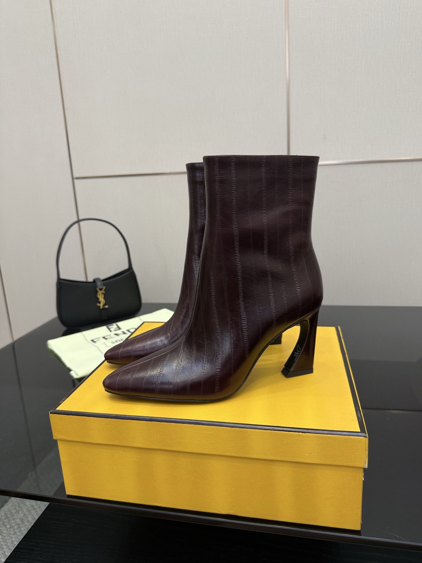 펜디 신상 가죽 부츠