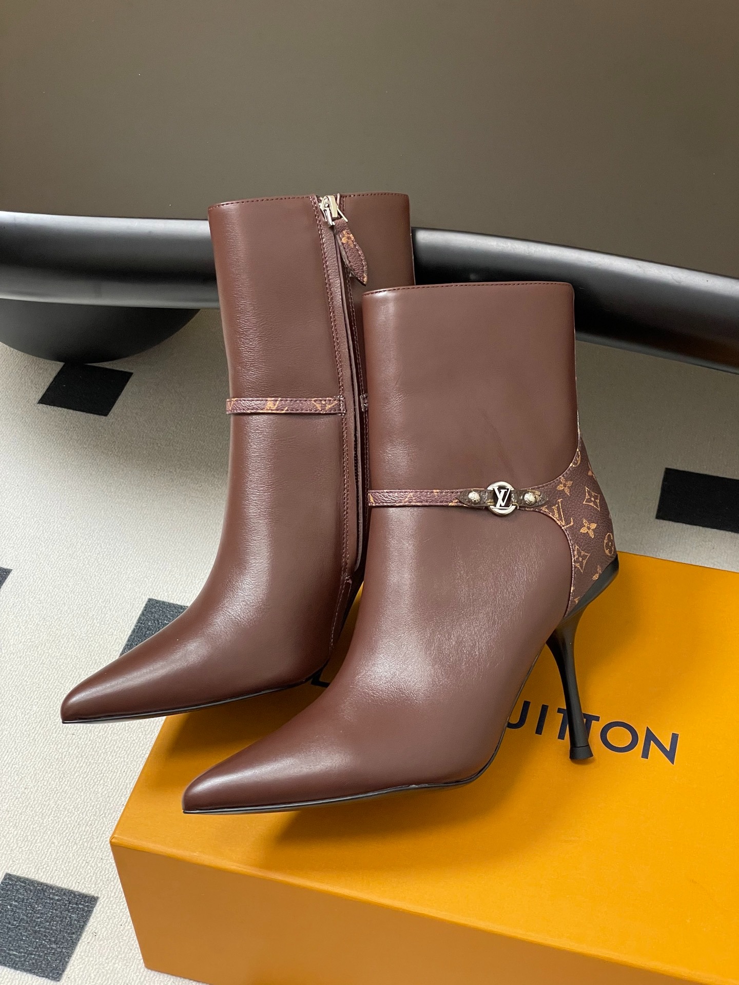 루이비통 신상 스틸레토 스트랩 앵클부츠